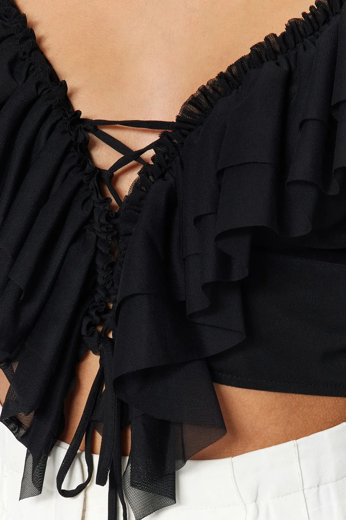 Trendyol Collection  Schwarze Crop-Strick-Rüschenbluse TPRSS23BZ00072