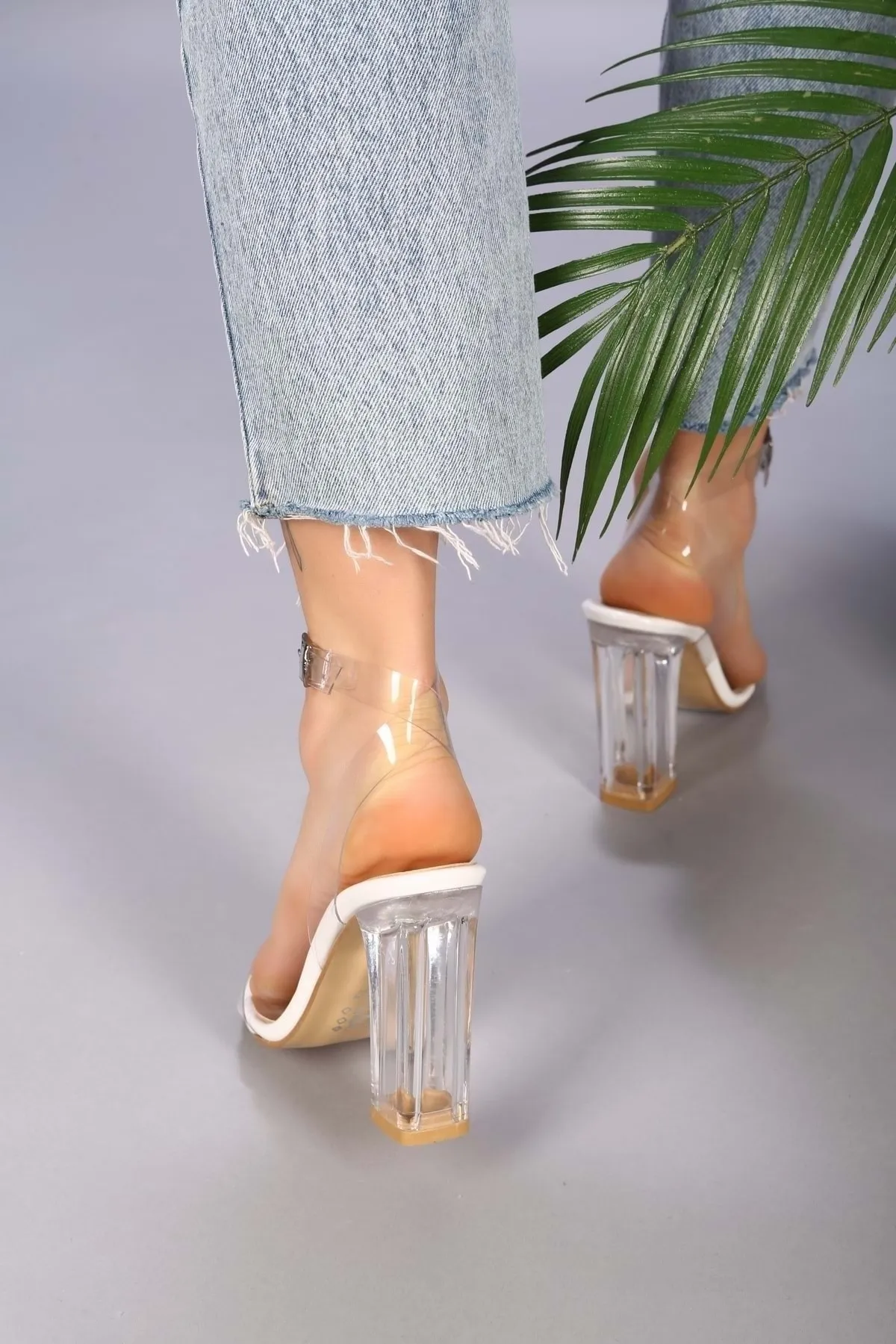 Shoeberry  Weiße, transparente Onante-Schuhe mit Absatz für Damen