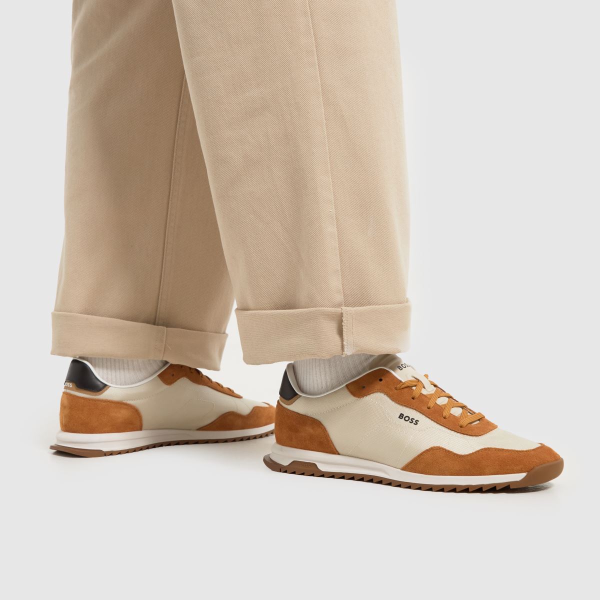 BOSS – Zayn – Låga sneakers i vitt och orange