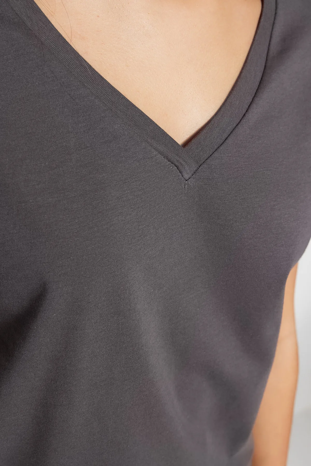 Trendyol Collection  Anthrazitfarbenes Basic-Strick-T-Shirt mit V-Ausschnitt aus 100 % Baumwolle TWOSS23TS00001