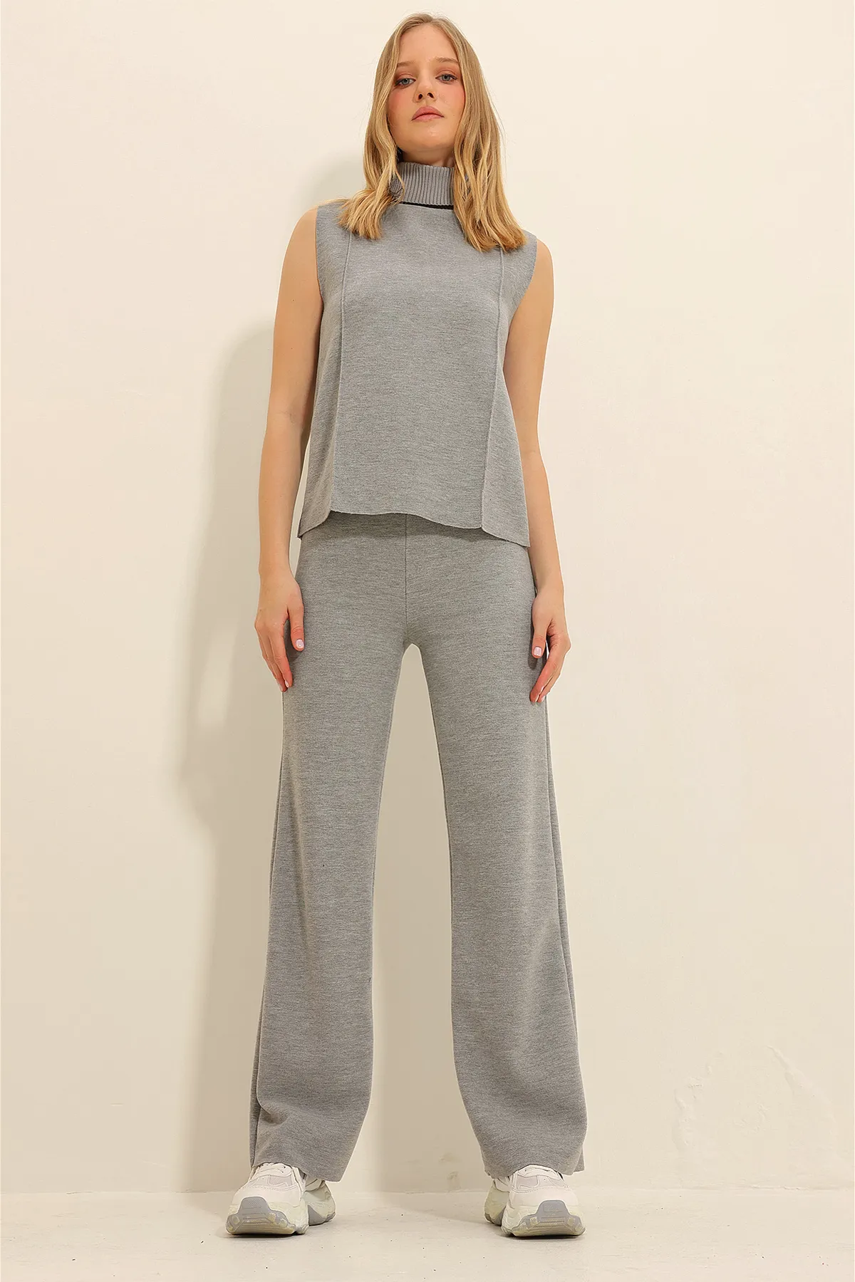 Trend Alaçatı Stili  Damen-Anzug aus grauem Rollkragenpullover vorne genäht, Thessaloniki-Strickstrickhose, Pullover-Anzug ALC-X11302