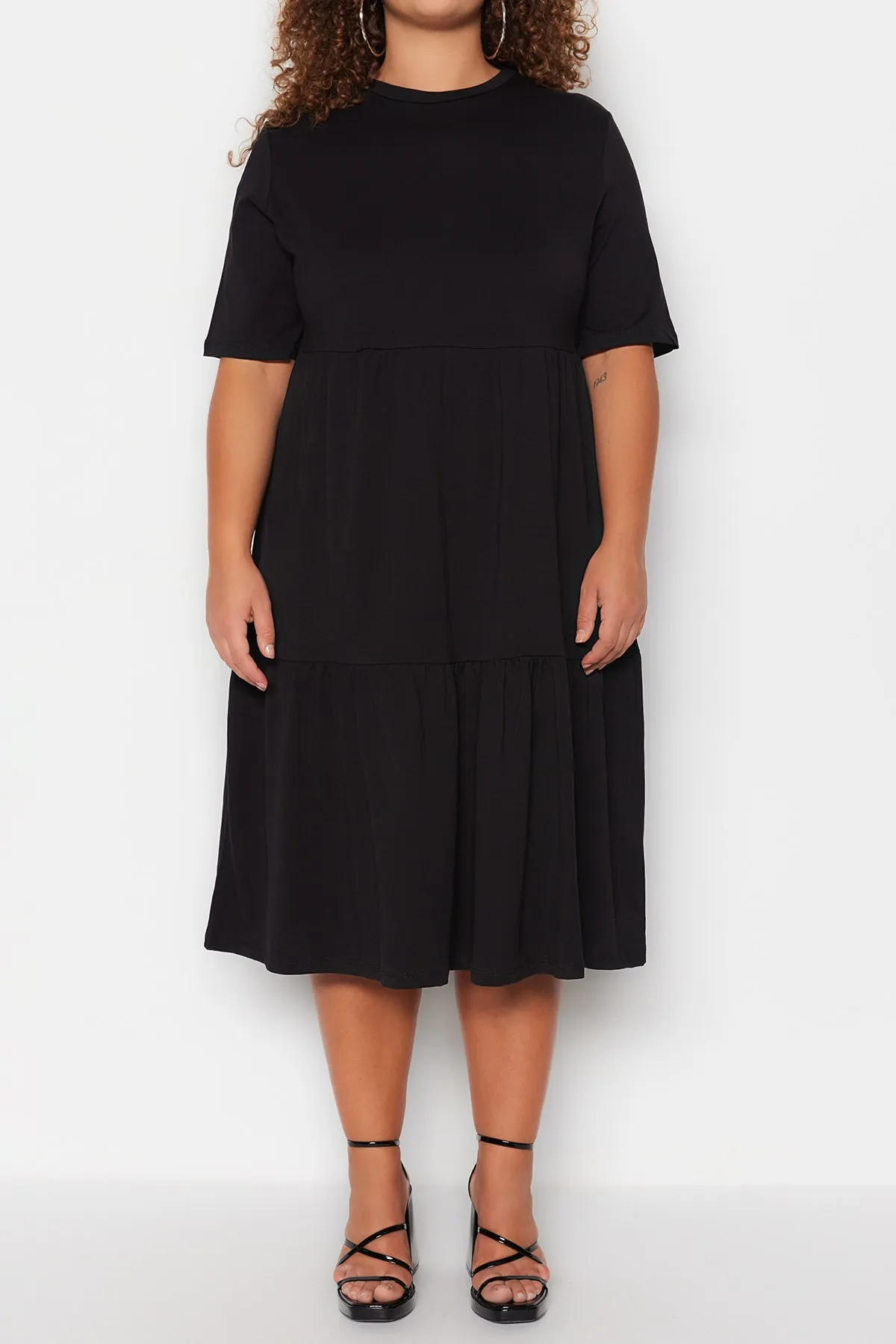 Trendyol Curve  Schwarzes Volant-Strickkleid mit Rundhalsausschnitt TBSSS23AH00129