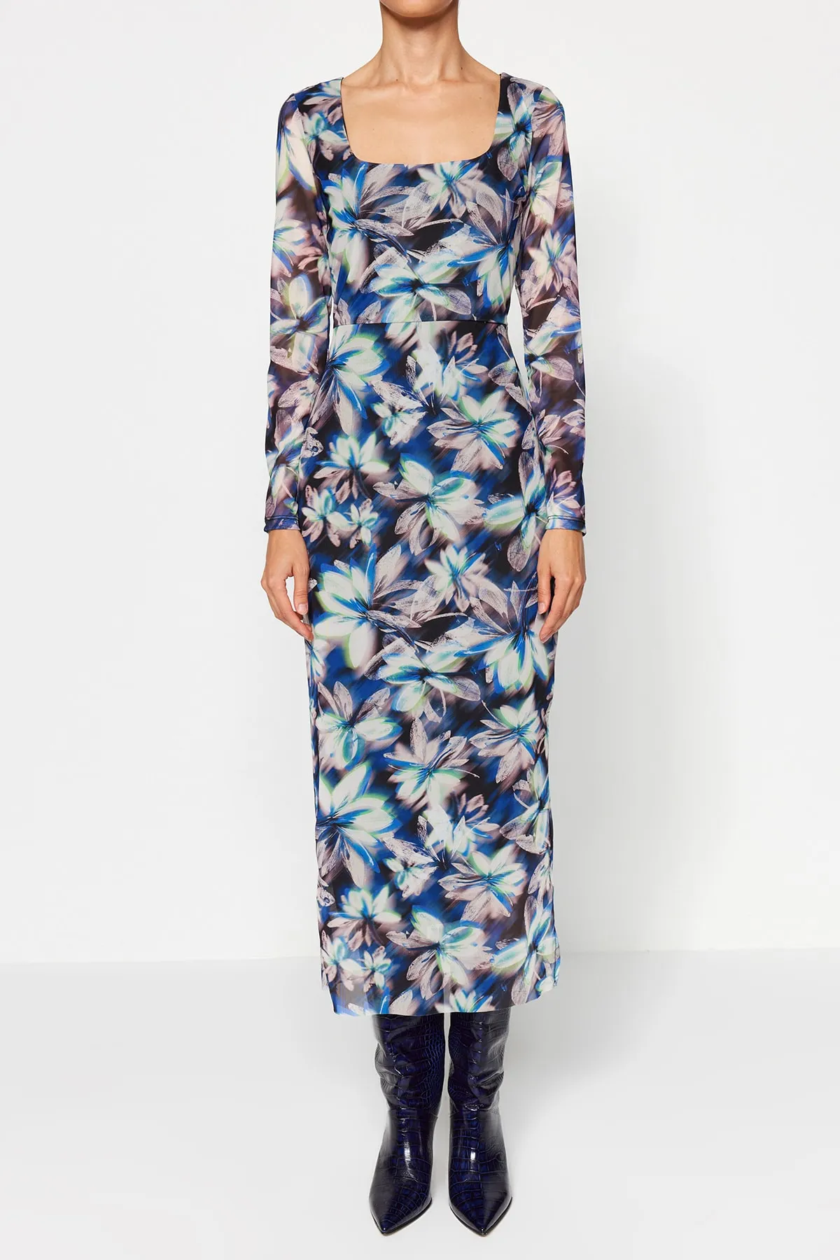 Trendyol Collection  Mehrfarbiges, figurbetontes, langärmliges, dehnbares Maxi-Strickkleid mit Tüll und Blumenmuster und quadratischem Ausschnitt TWOAW24EL00291