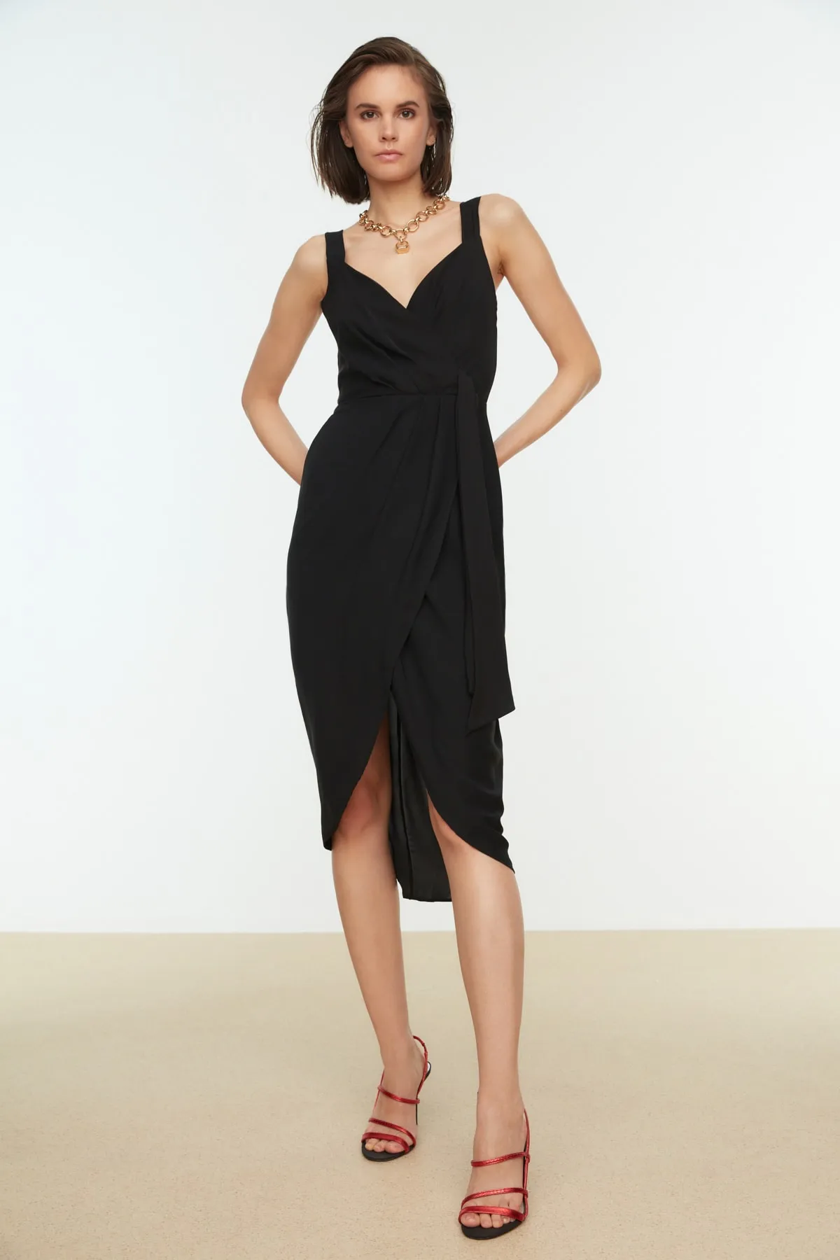 Trendyol Collection  Elegantes Abendkleid mit zweireihigem Kragen in Schwarz TPRSS21EL1106