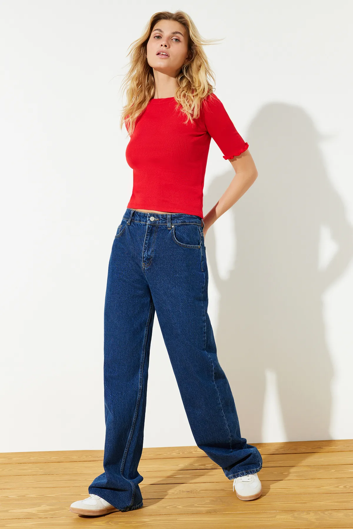 Trendyol Collection  Rote, gerippte, taillierte, dehnbare Strickbluse mit Rundhalsausschnitt TWOSS23BZ00025