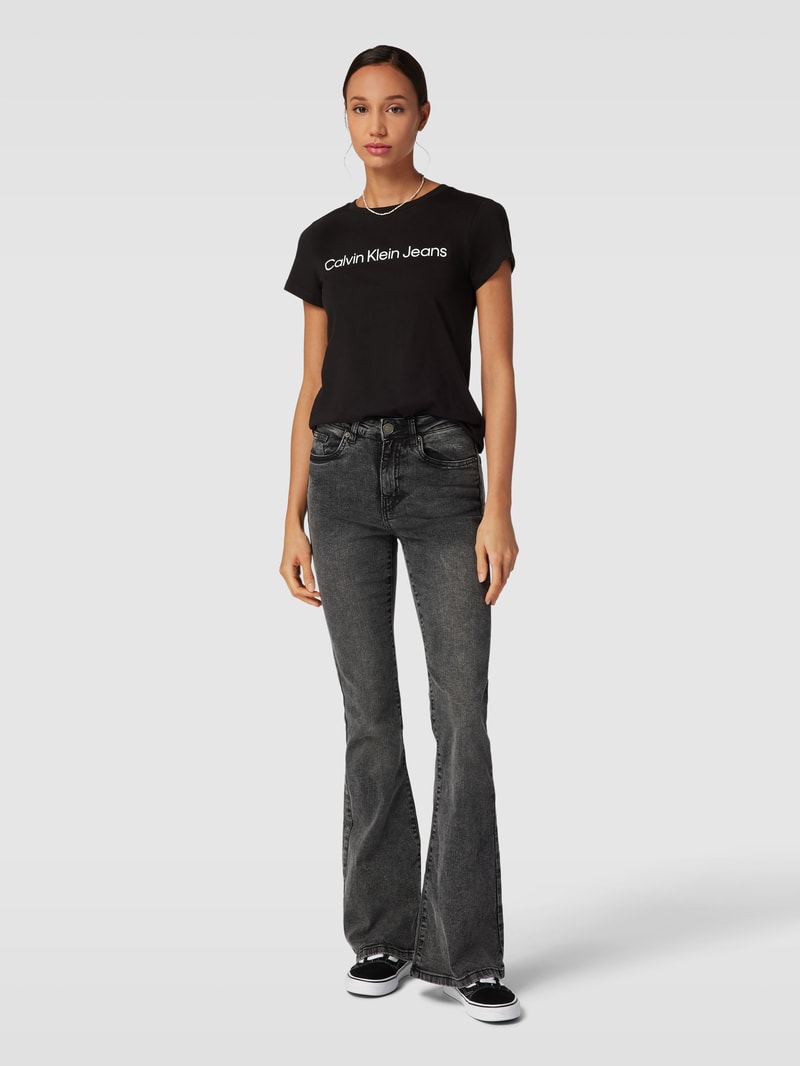 Slim Fit T-Shirt mit Label-Print in schwarz