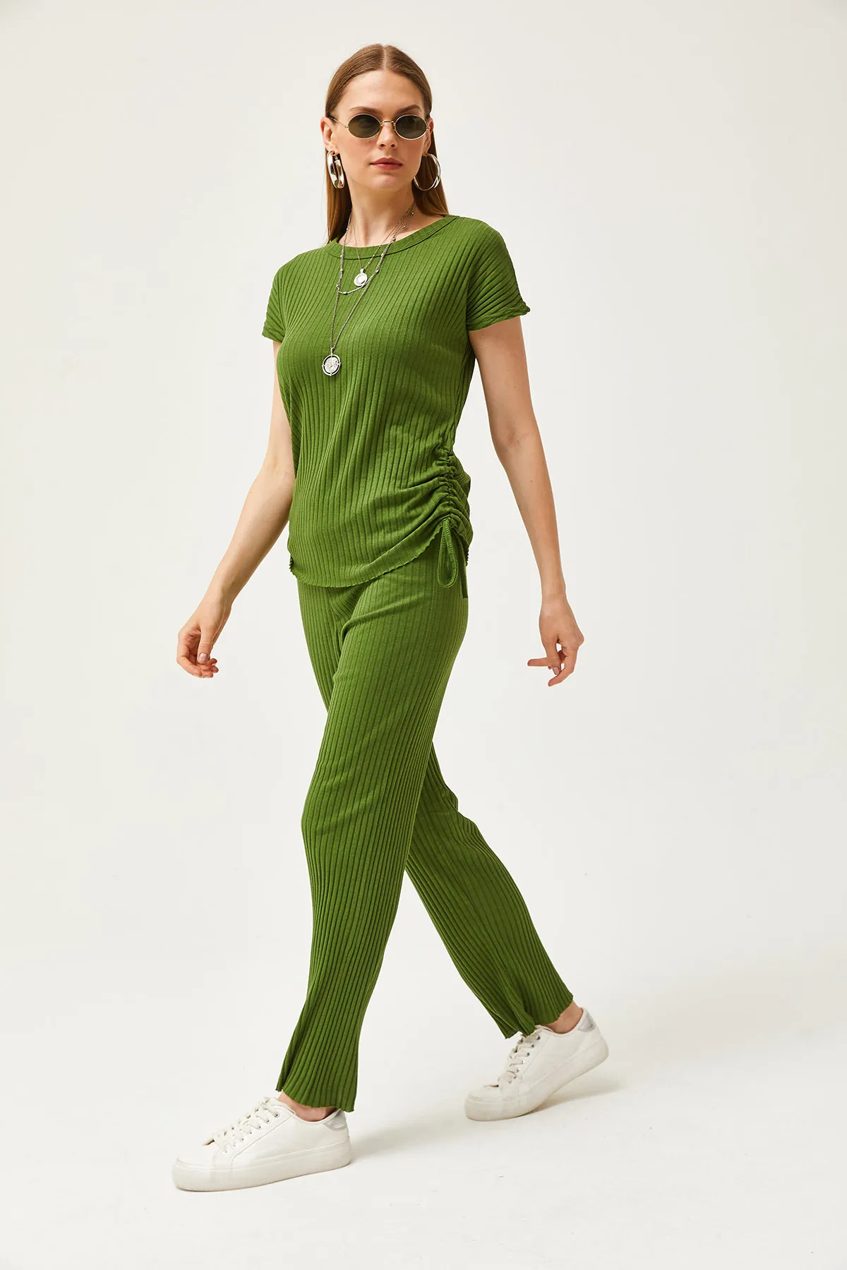 Olalook  Pistaziengrünes Damen-Set mit seitlich geraffter Bluse und Palazzo-Hose TKM-19000196