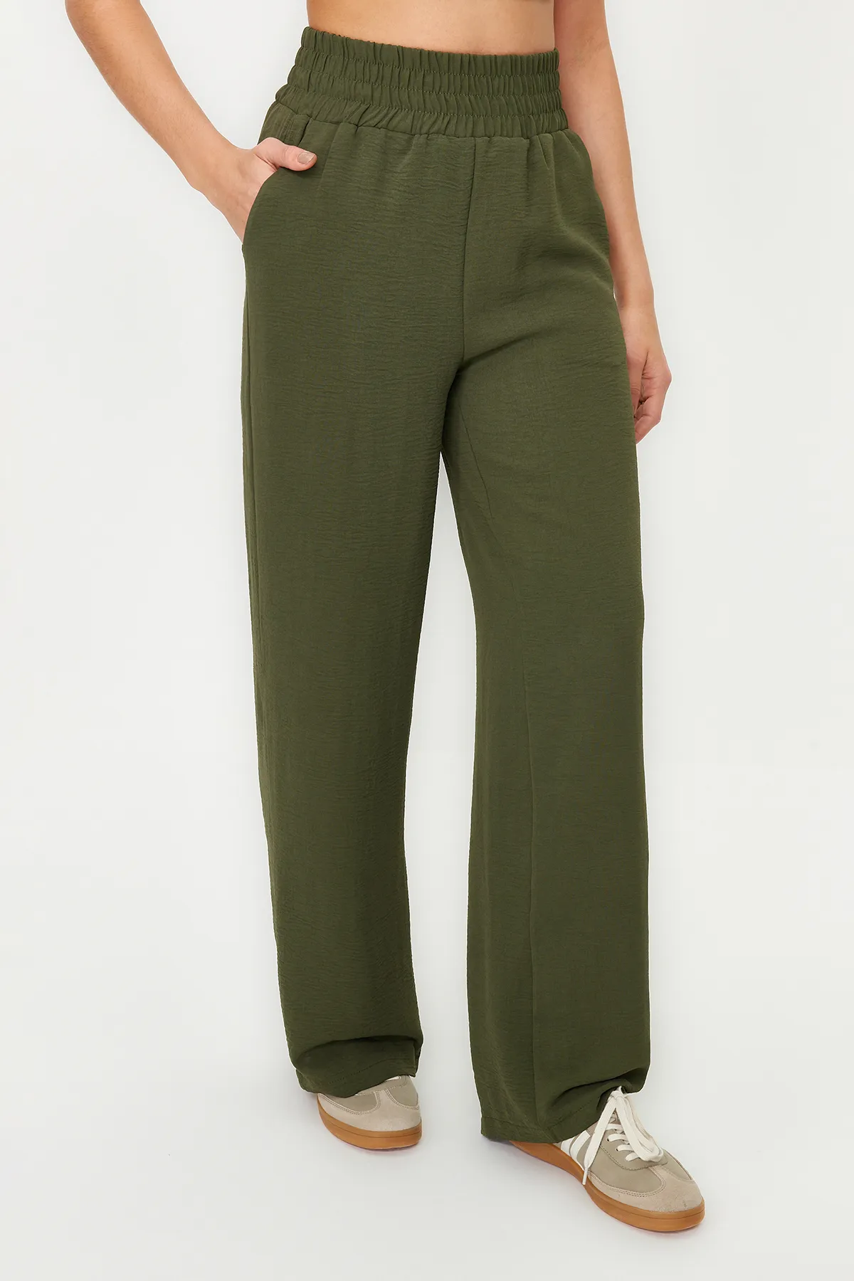 Trendyol Collection  Khakifarbene, elastische Webhose mit weitem Bein / breiter Knöcheltaille TWOSS22PL00024