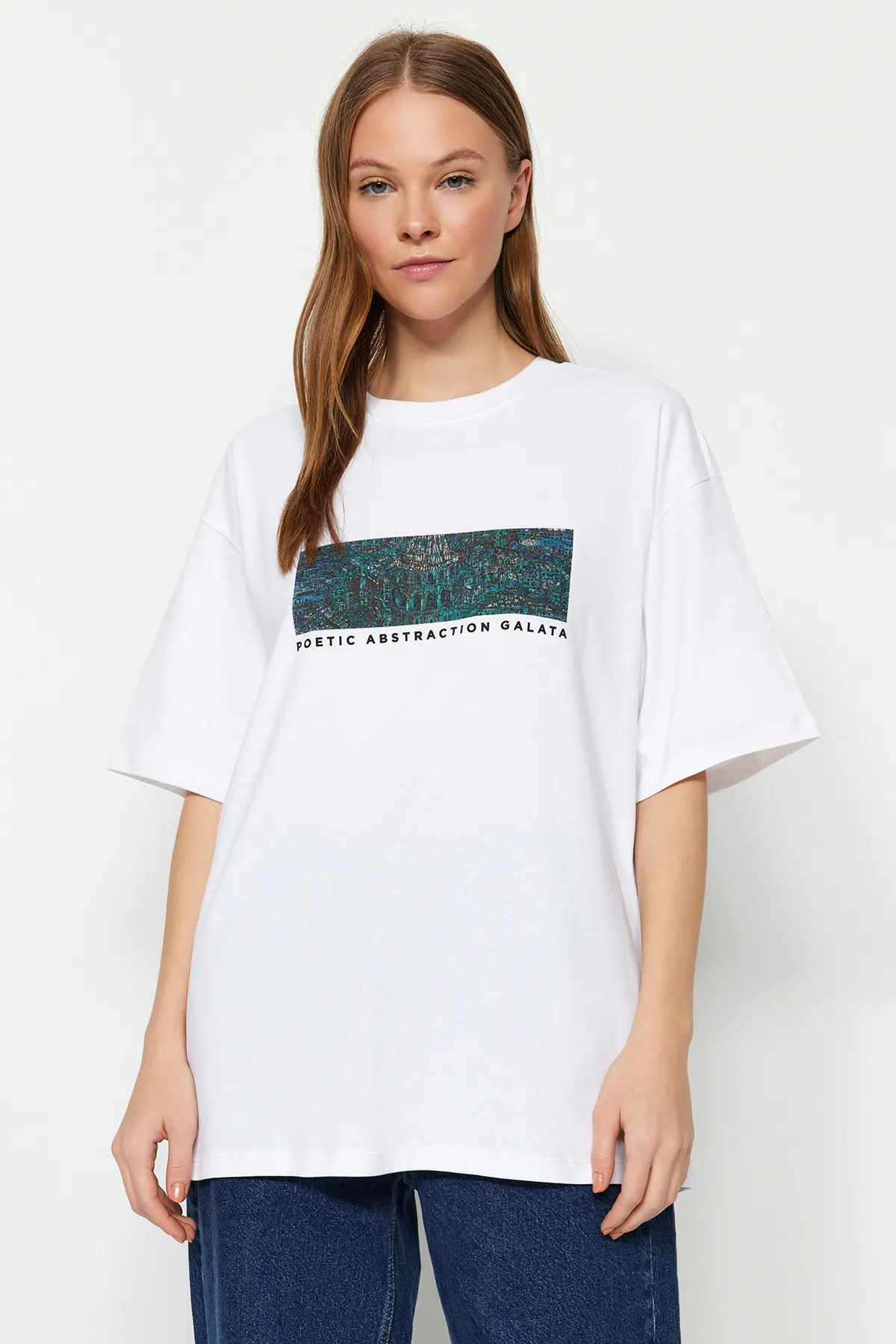 Trendyol Collection  Weißes Unisex-Strick-T-Shirt mit Devrim-Erbil-Aufdruck in Übergröße TWOSS24TS00017