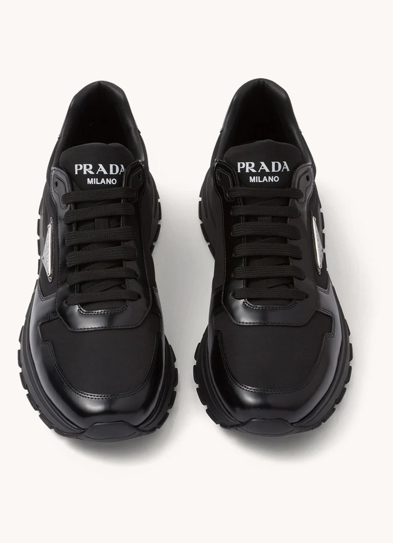 Prada Re-Nylon -lenkkarit nahkayksityiskohdilla ja logolla