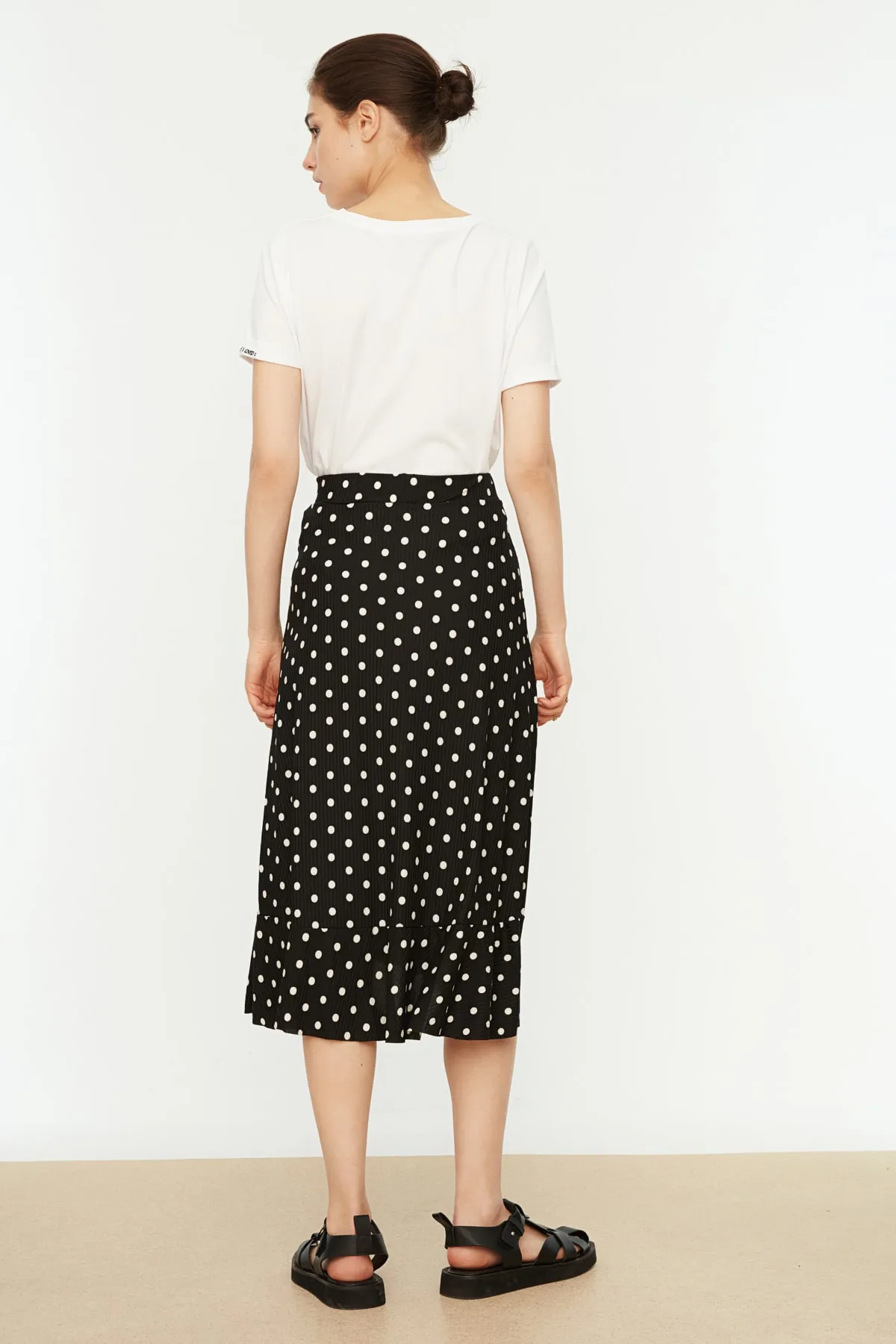 Trendyol Collection  Schwarzer Midi-Stretch-Strickrock mit hohem Bund und Tupfenmuster, Raffung und Volant TWOSS21ET0029