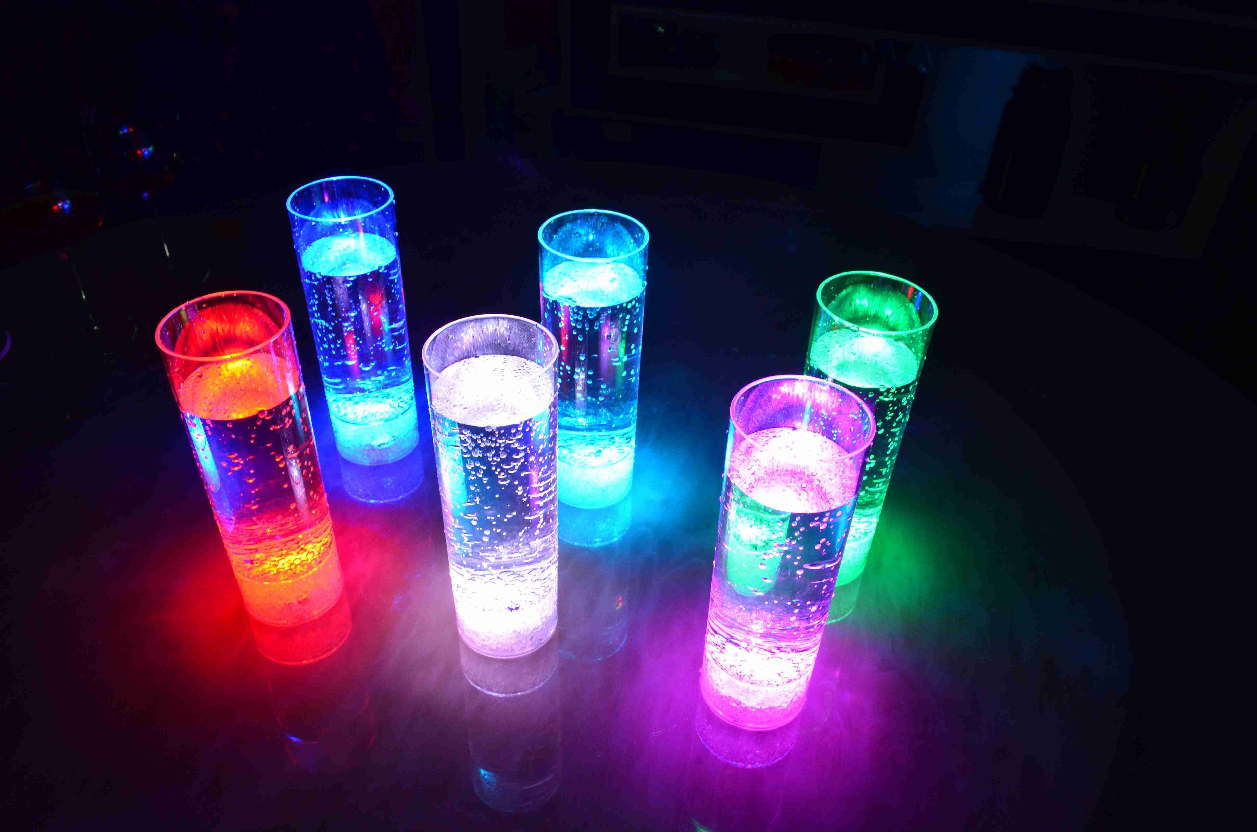 PRECORN Longdrinkglas 1x LED Longdrinkglas Longdrinkgläser beleuchtetes Trinkglas 400 ml, Kunststoff