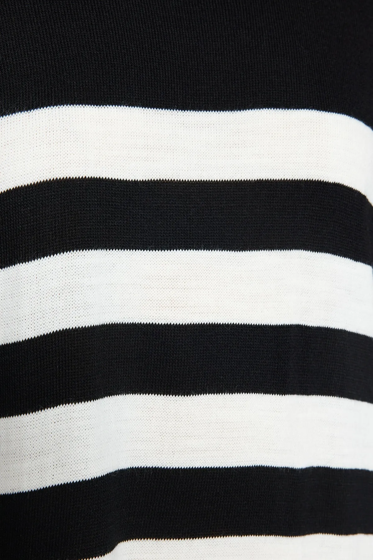 Trendyol Modest  Schwarz-weiß gestreiftes langes Strickkleid TCTAW24EB00020