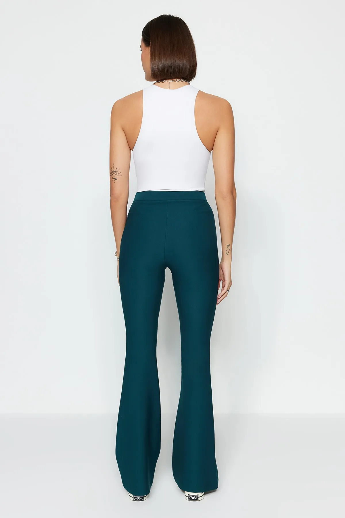 Trendyol Collection  Smaragdgrüne, gewebte Hose mit ausgestelltem Bein und hoher Taille TWOAW20PL0094
