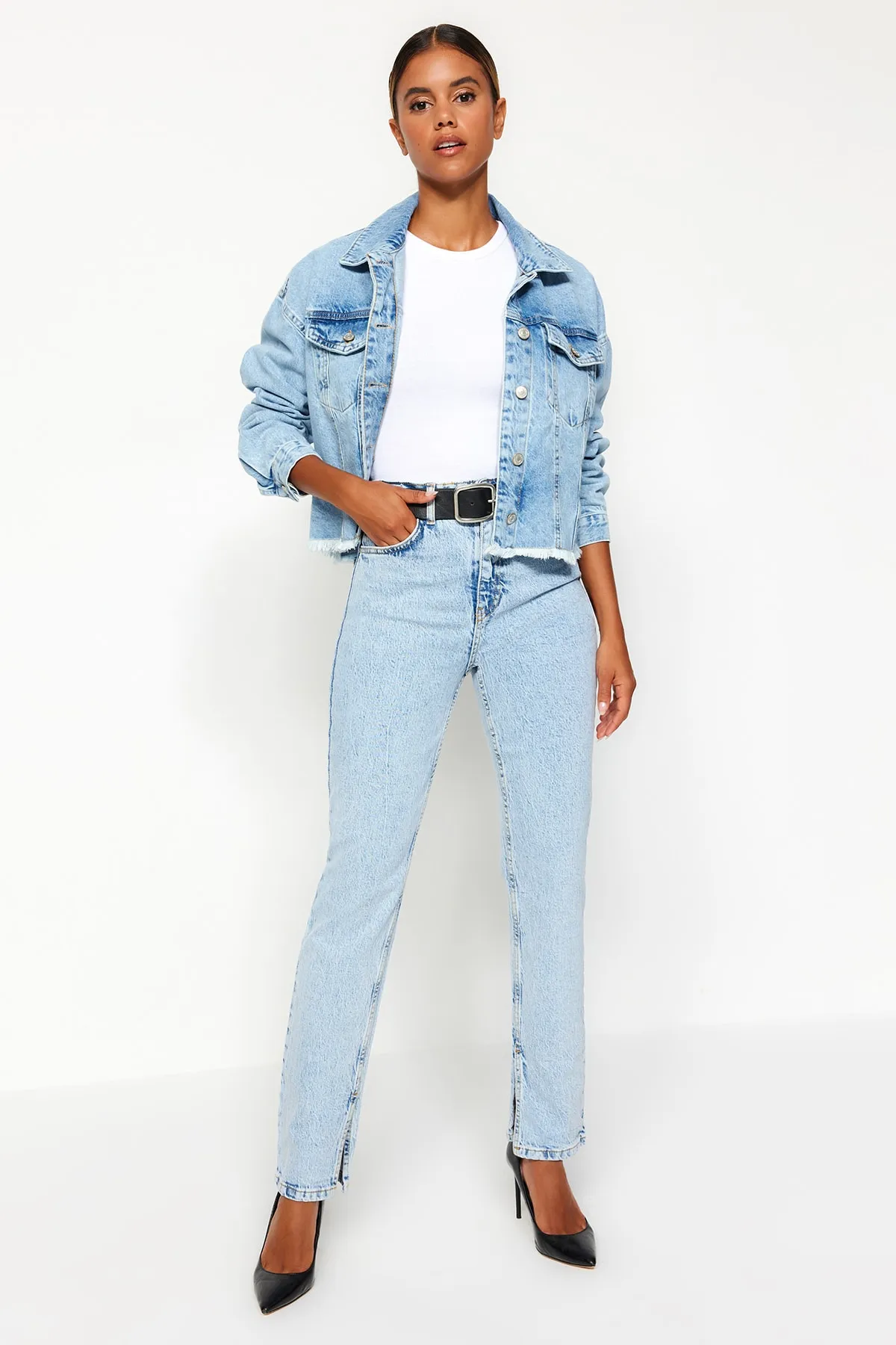Trendyol Collection  Hellblaue Jeans mit Schlitz und hoher Taille, gerader Schnitt, TWOSS22JE0430