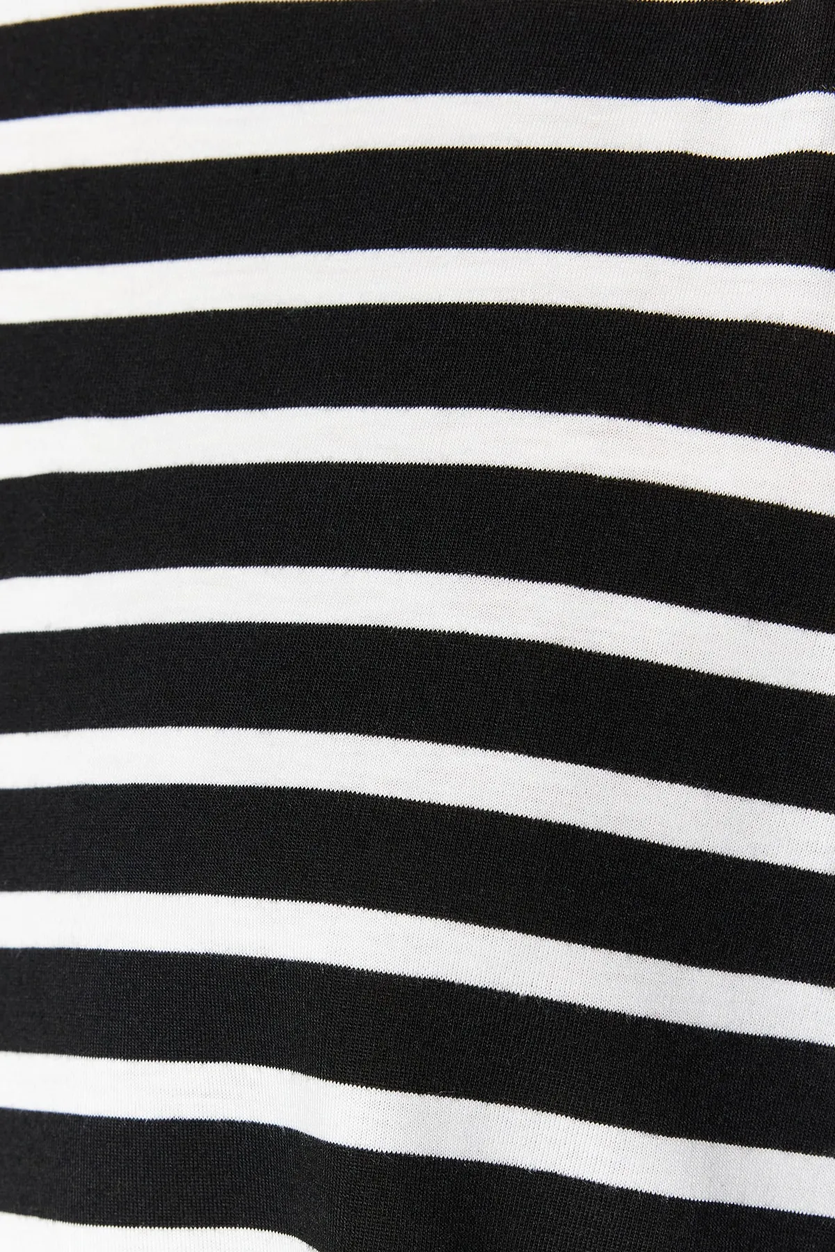 Trendyol Collection  Schwarz gestreiftes, entspanntes/weites, entspannt geschnittenes, kurzes Strick-T-Shirt mit Rundhalsausschnitt TWOSS23TS00136