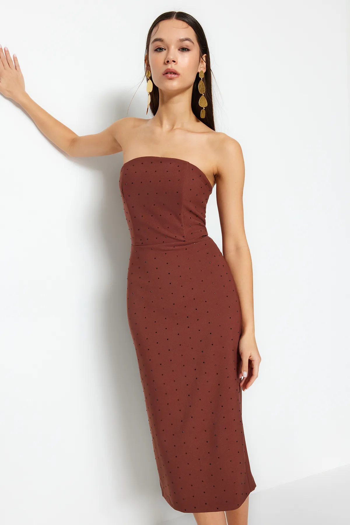 Trendyol Collection  Braunes, figurbetontes, gefüttertes, gewebtes, glänzendes Stein-Elegantes Abendkleid TPRSS23EL00476