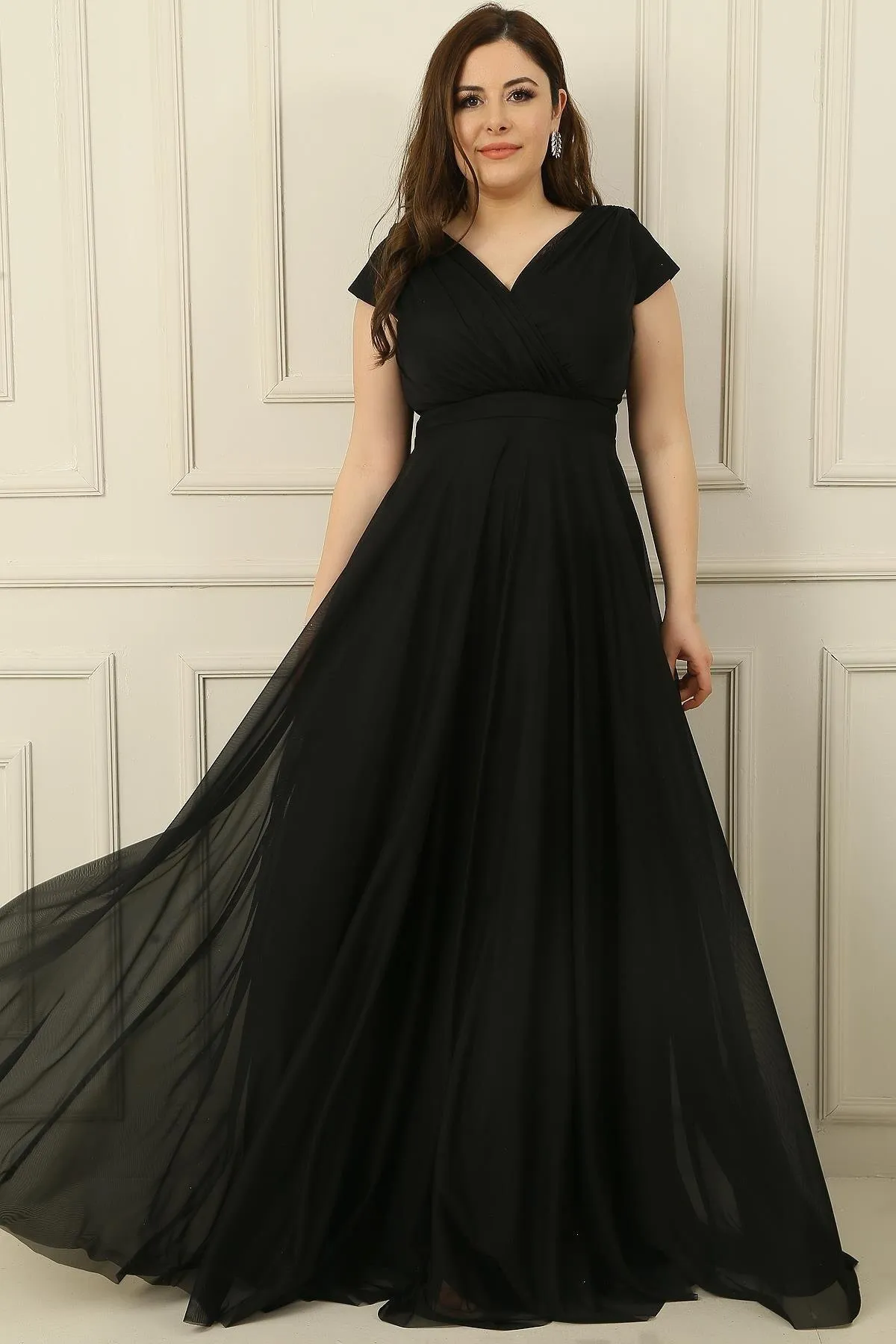 By Saygı  Langes Kleid mit zweireihigem Kragen und gefütterten Nagelärmeln, runder, ausgestellter Chiffon-Tüll in Übergröße