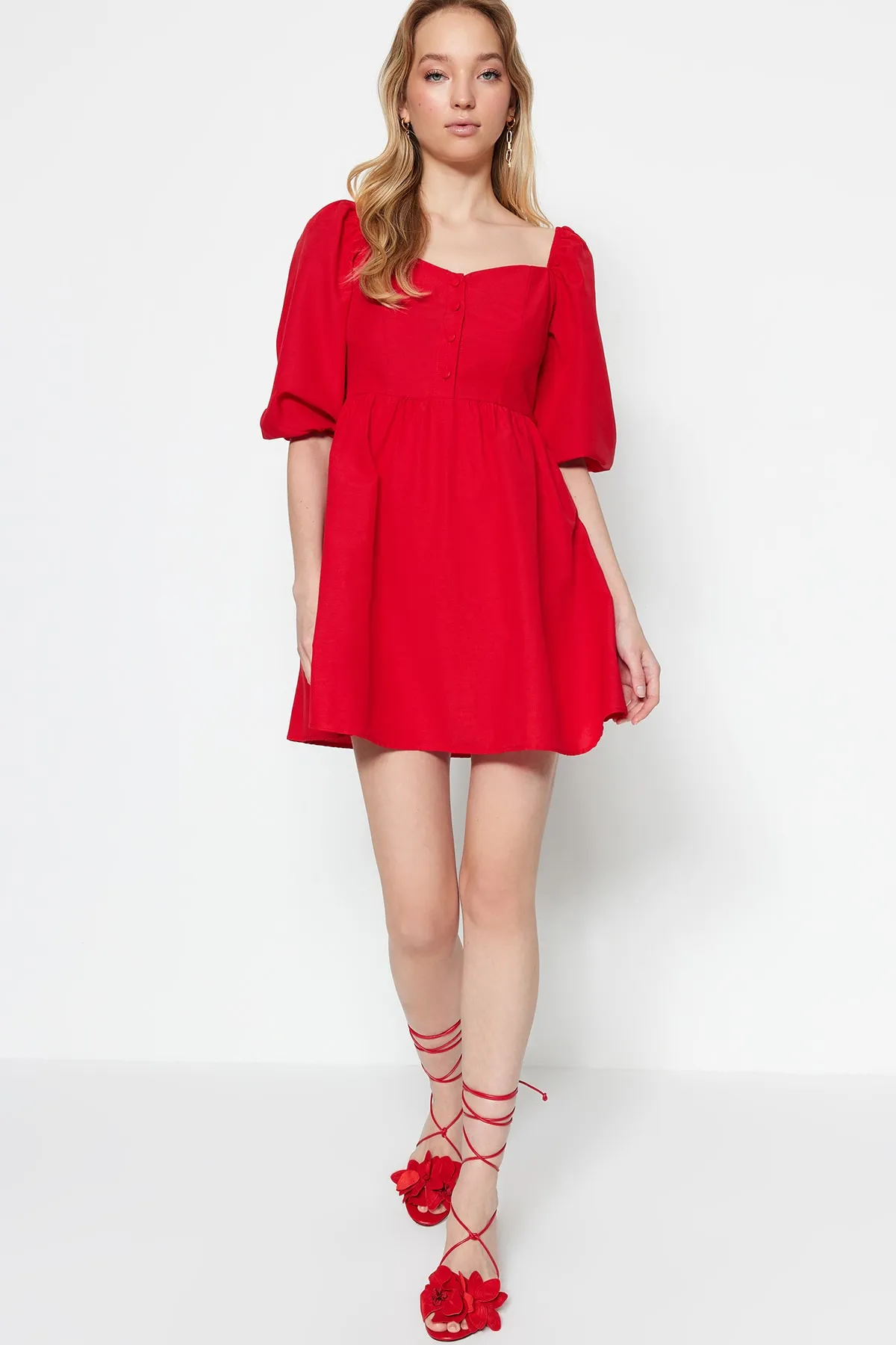 Trendyol Collection  Rotes gewebtes Kleid mit Mini-Taillenöffnung und Ballonärmeln TWOAW22EL0210