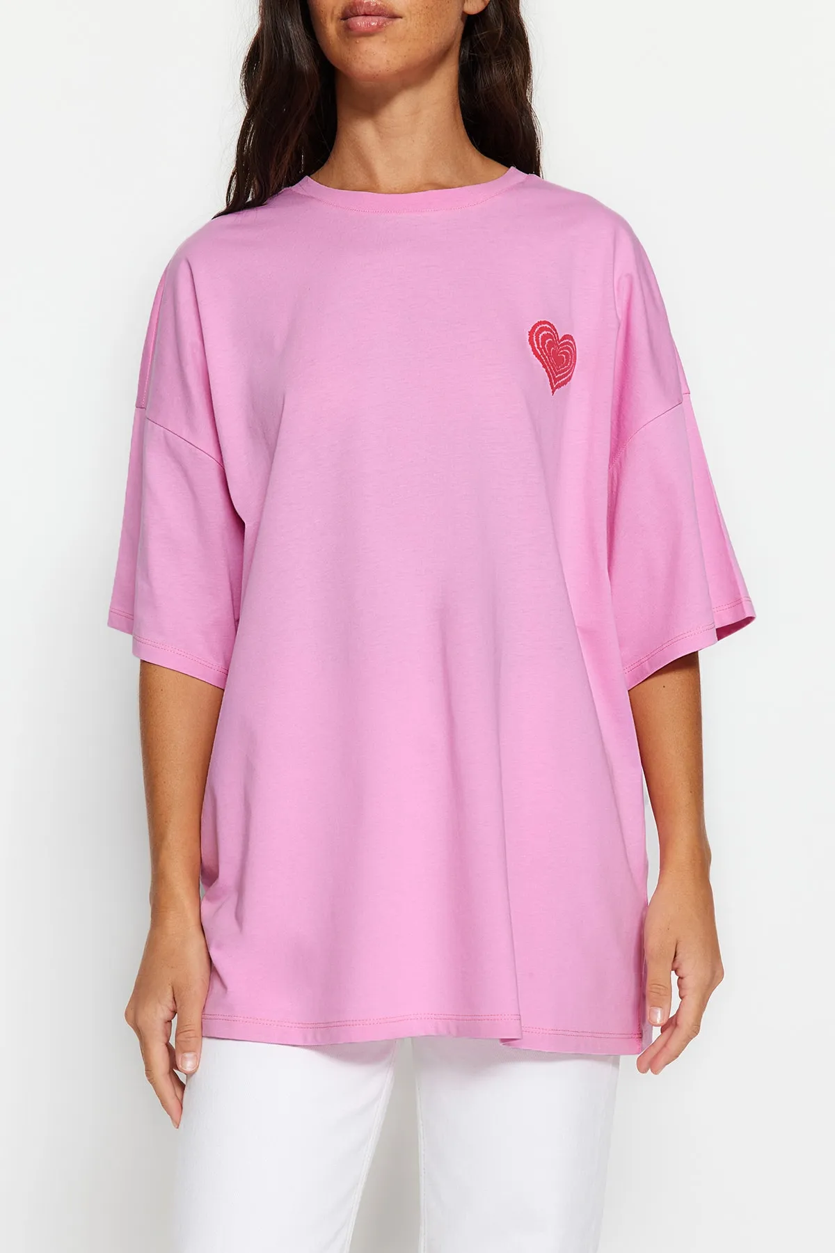 Trendyol Collection  Rosafarbenes Strick-T-Shirt aus 100 % Baumwolle mit geprägtem Print auf der Vorder- und Rückseite in Übergröße/weitem Muster TWOSS23TS00355