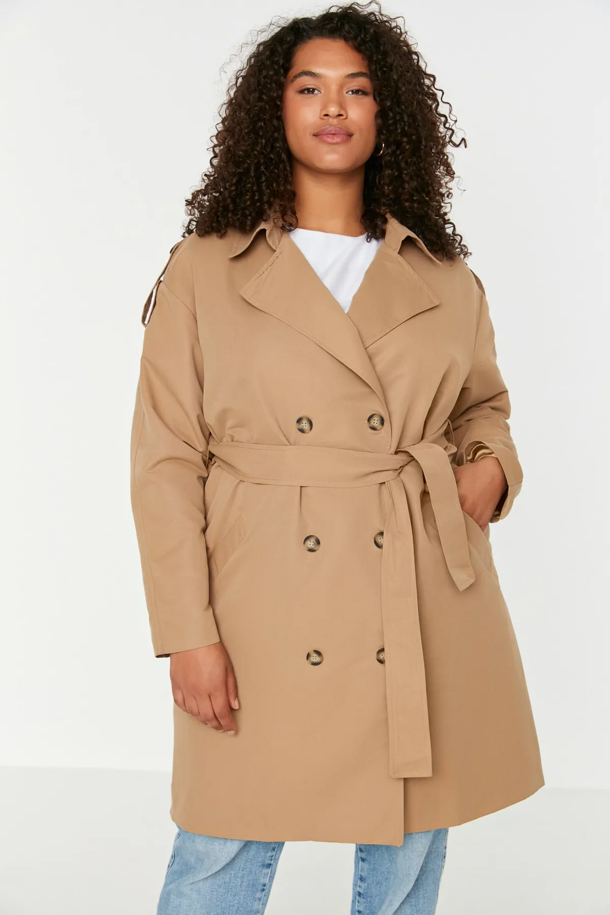 Trendyol Curve  Kamelfarbener Trenchcoat mit Schulterklappen, detailliertem Jackenkragen und Gürtel und breiter Passform