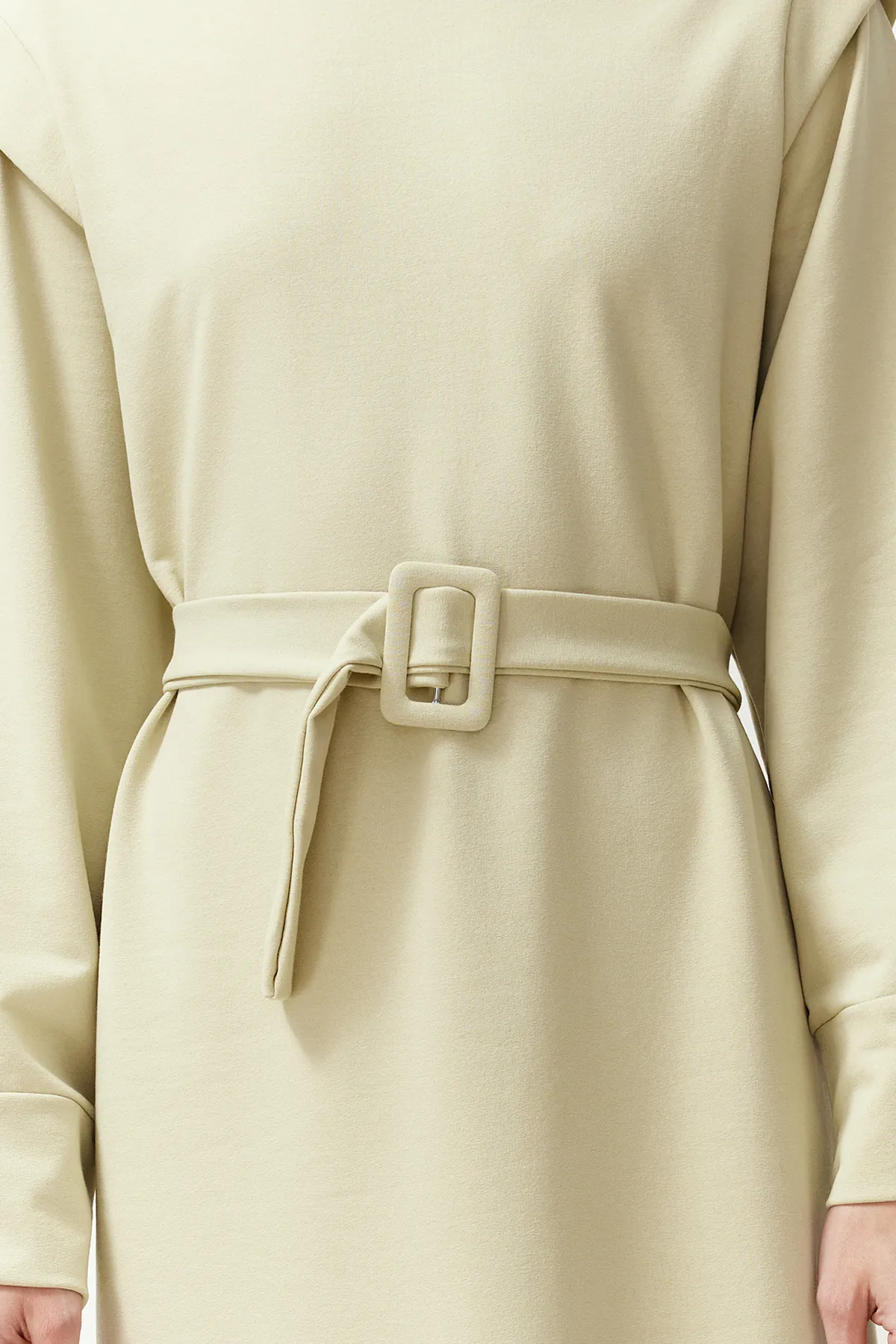 Trendyol Modest  Hellkhakifarbenes Strickkleid mit Gürtel und Schulterdetail TCTSS24EB00120