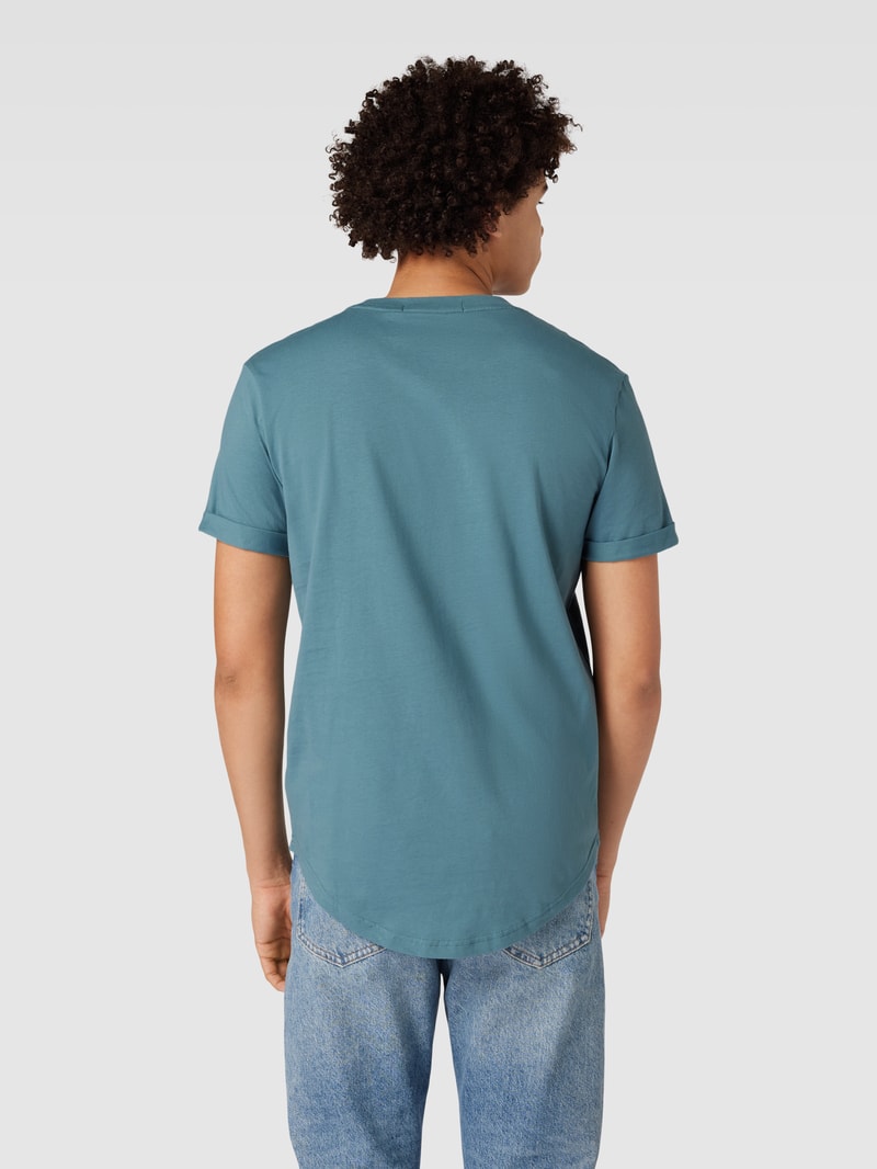 T-Shirt mit Label-Patch in rauchblau
