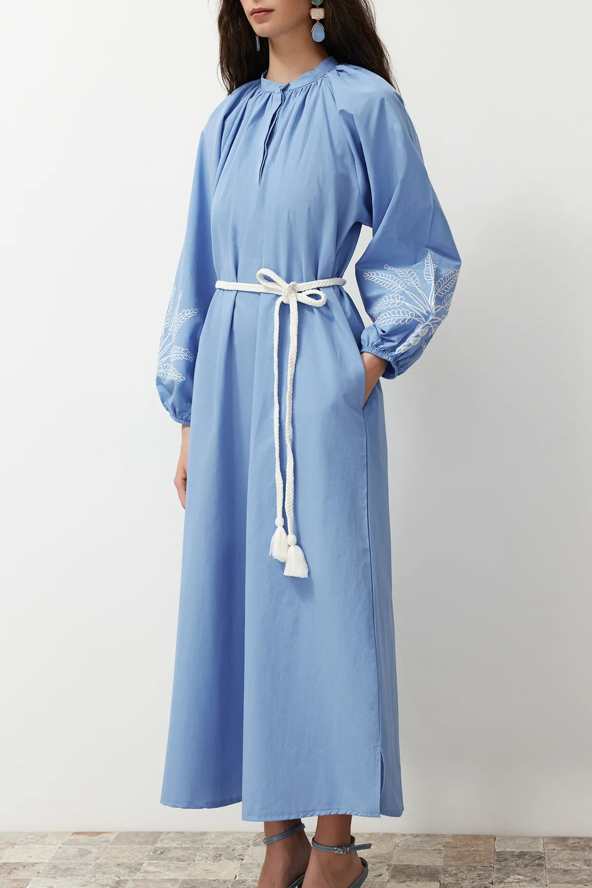 Trendyol Modest  Blaues, ärmelbesticktes / besticktes Kleid mit Ballonärmeln aus Webstoff TCTSS24EB00213