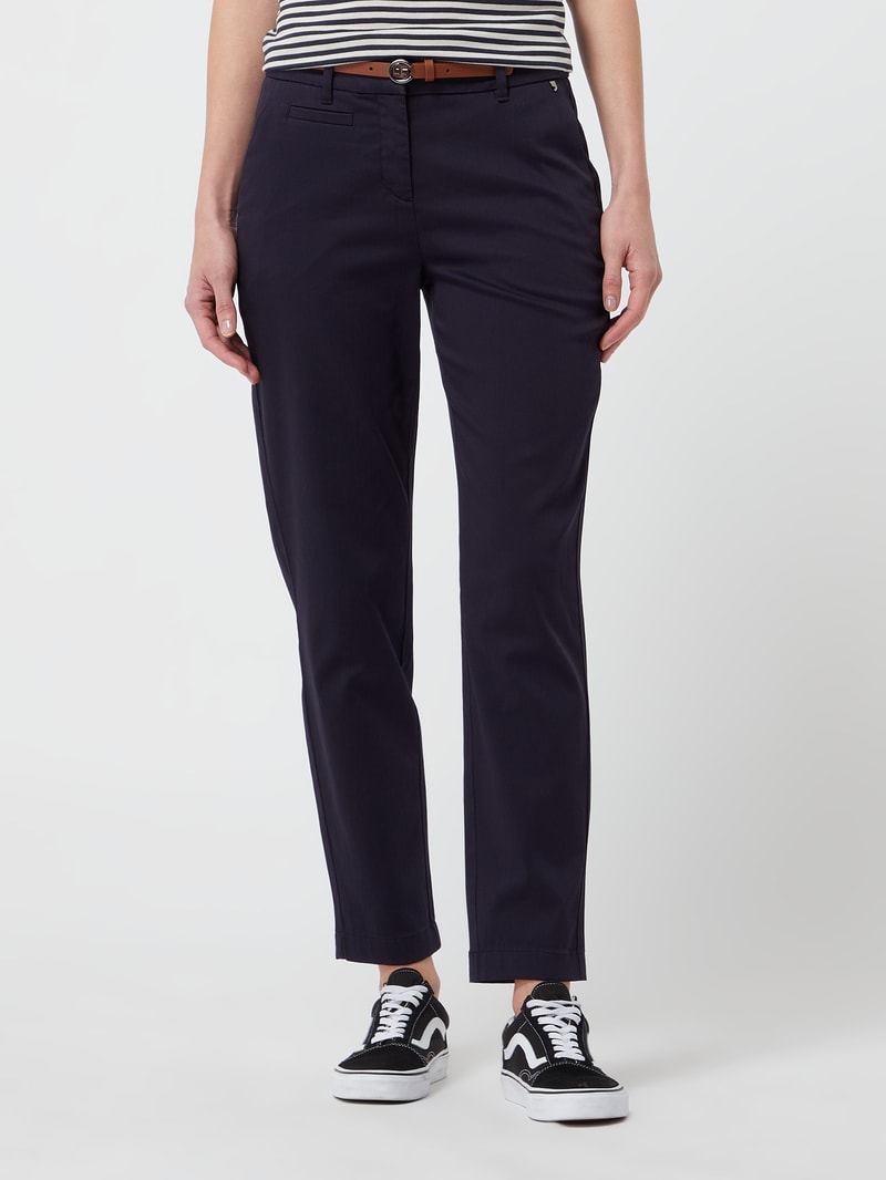 Chino mit Gürtel in marineblau