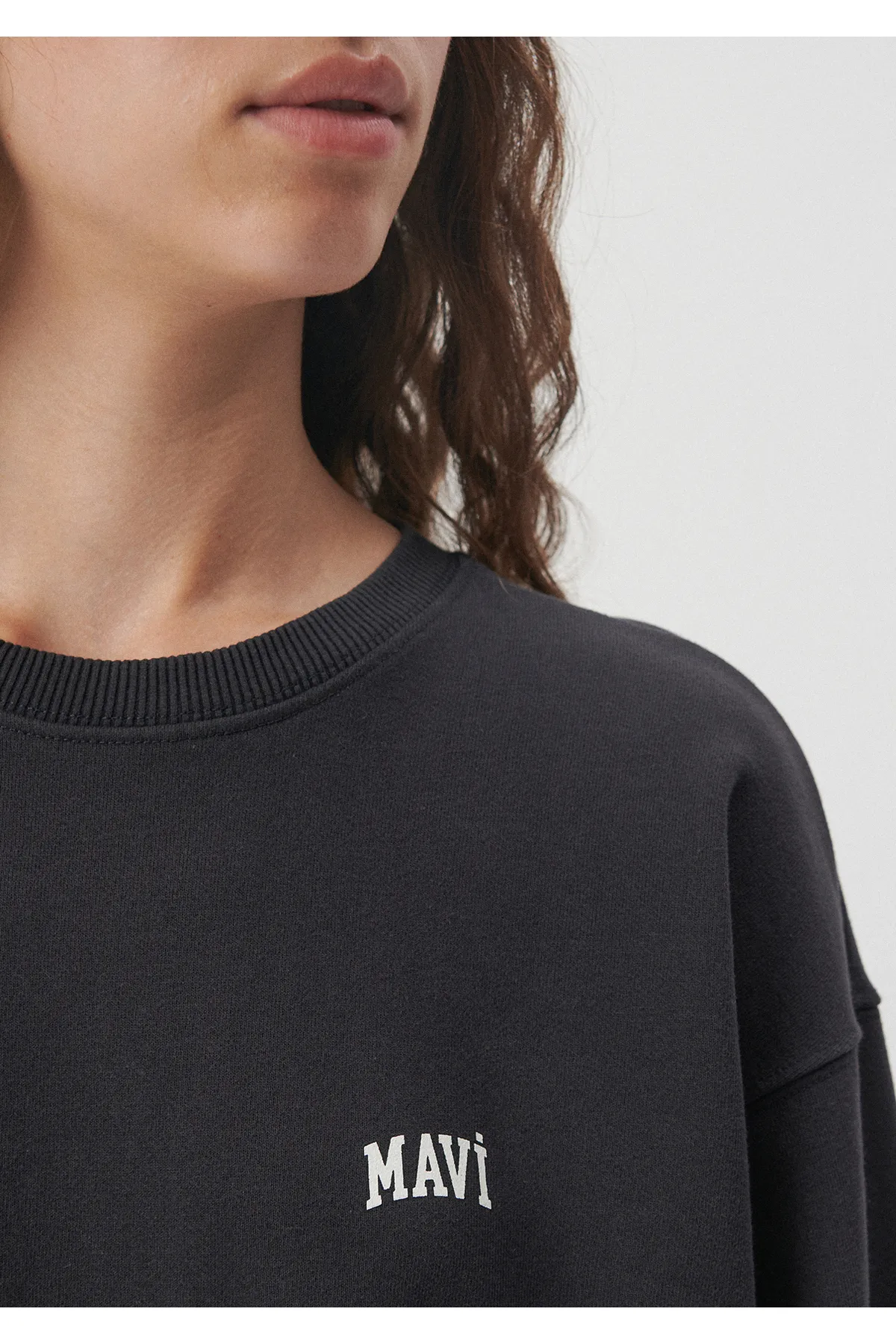 Mavi  Graues Sweatshirt mit Logo-Print 1s10040-82185