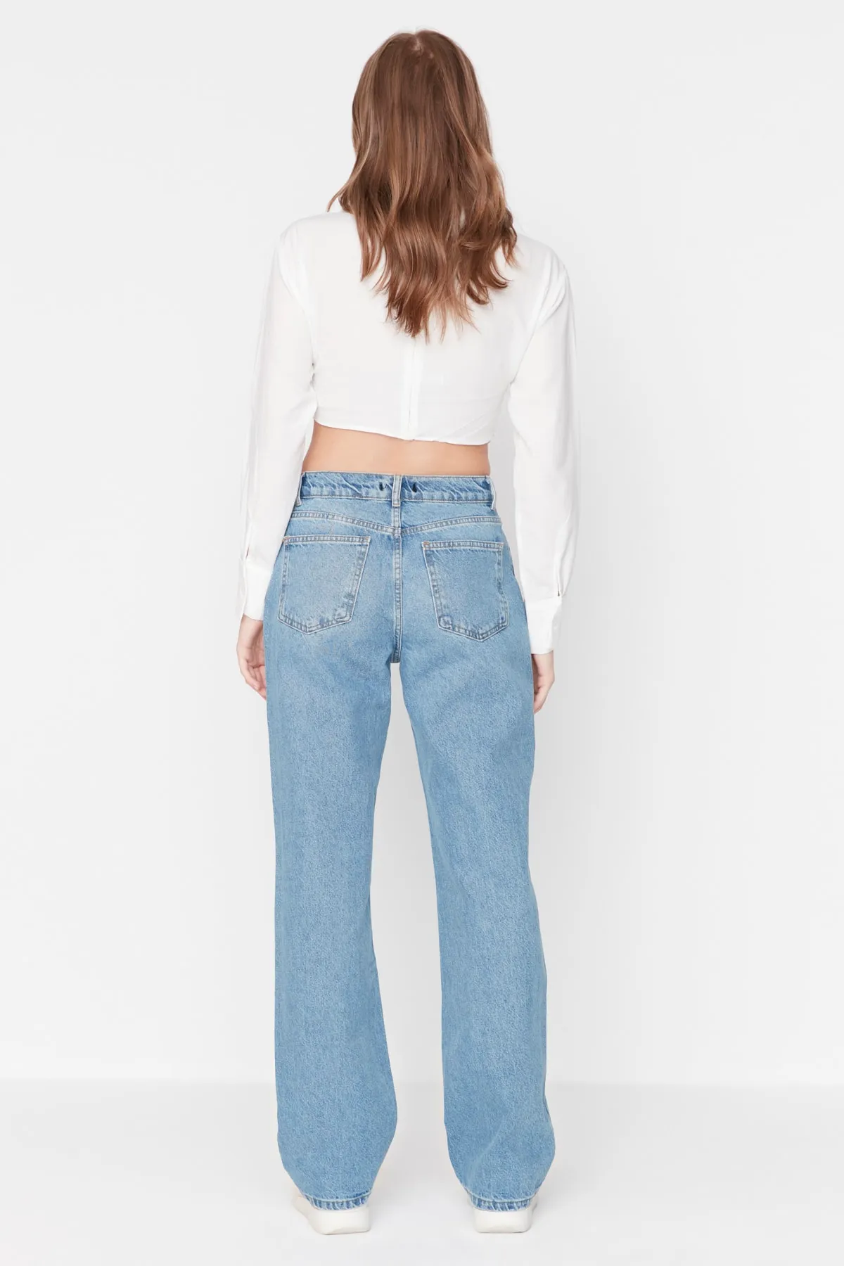 Trendyol Collection  Blaue Jeans mit niedriger Taille und weitem Bein TWOAW23JE00566