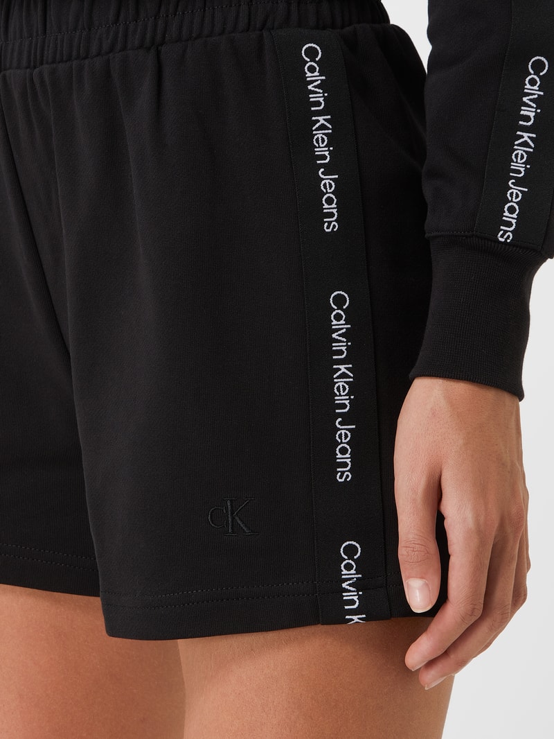 Shorts mit seitlichen Logo-Streifen  in black