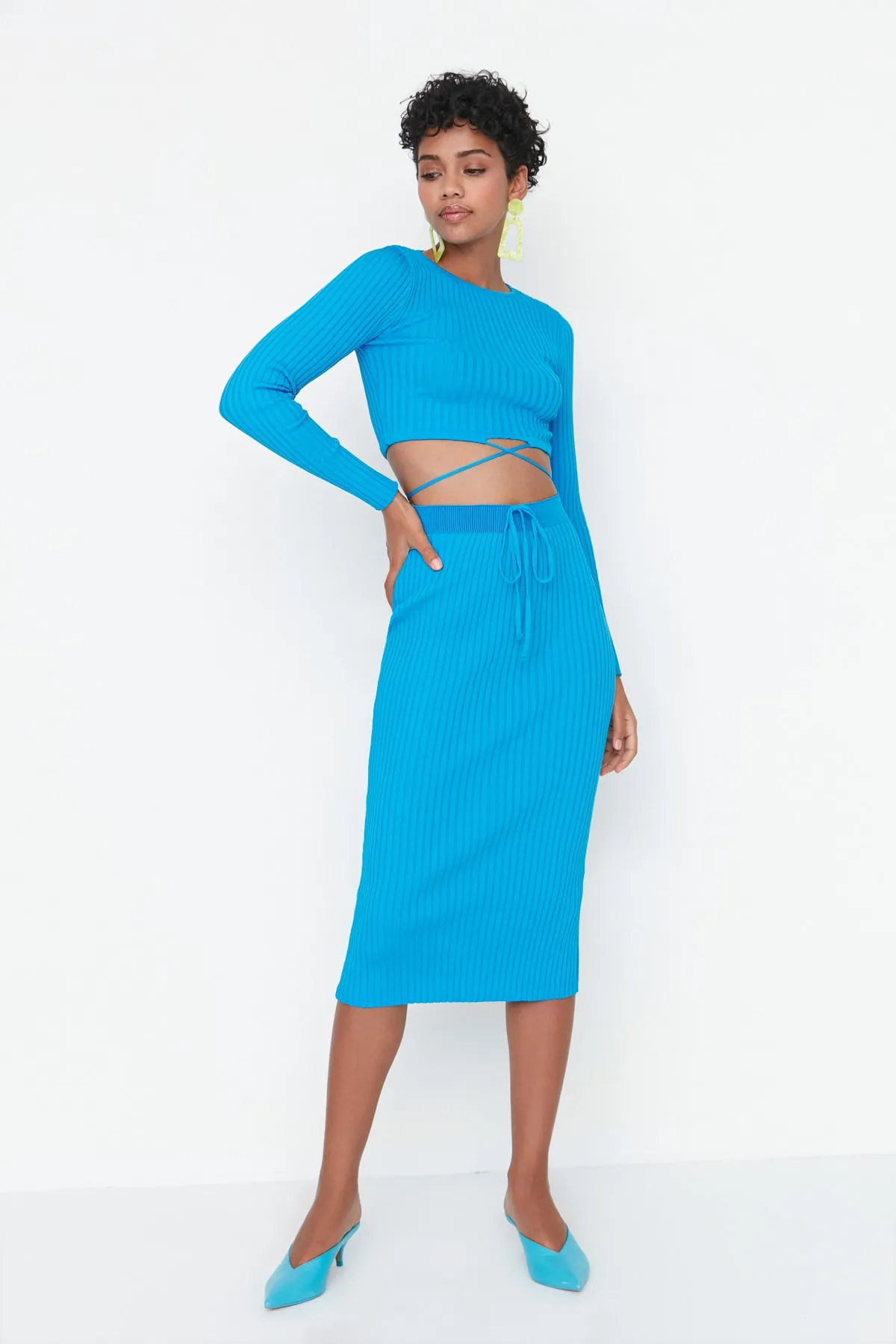 Trendyol Collection  Blaues Strickoberteil und -unterteil-Set mit Krawattendetail TWOAW22EL0543