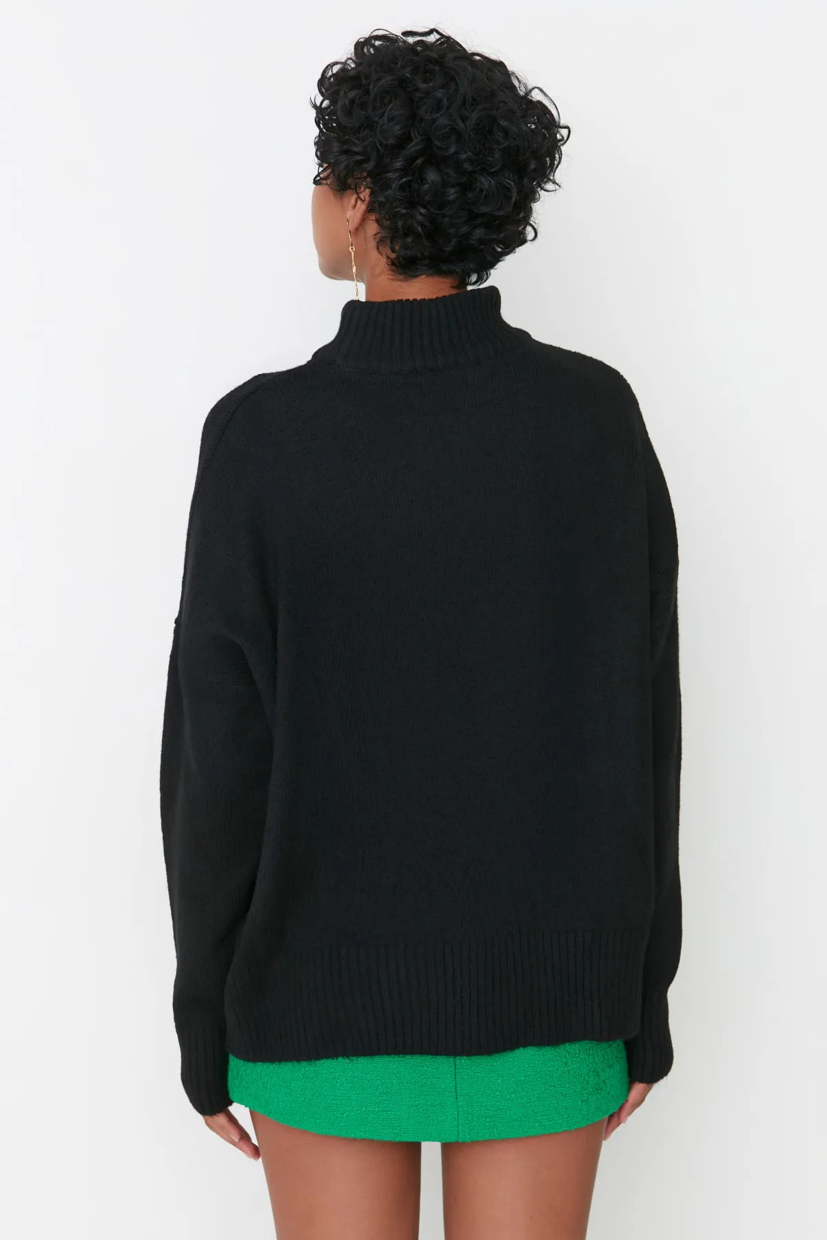 Trendyol Collection  Schwarzer, weich strukturierter Strickpullover mit Stehkragen und weiter Passform TWOAW23KZ00469