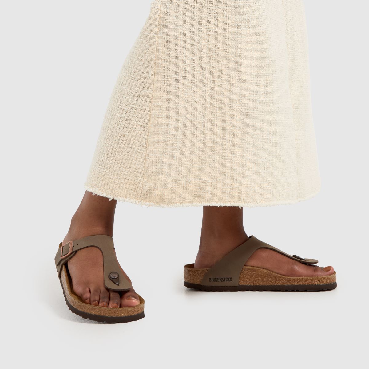 BIRKENSTOCK gizeh szandálok barna színben
