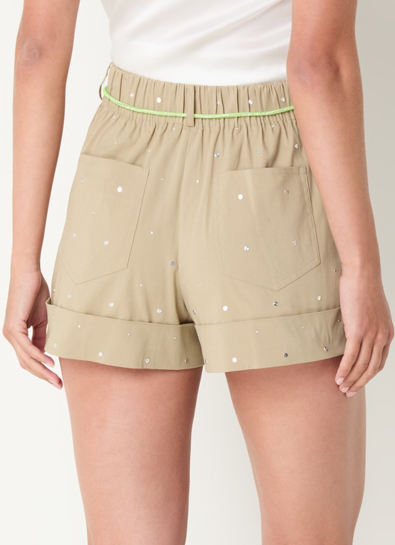 Shorts Maje de cintura alta e modelagem solta com bolsos laterais e tachas.