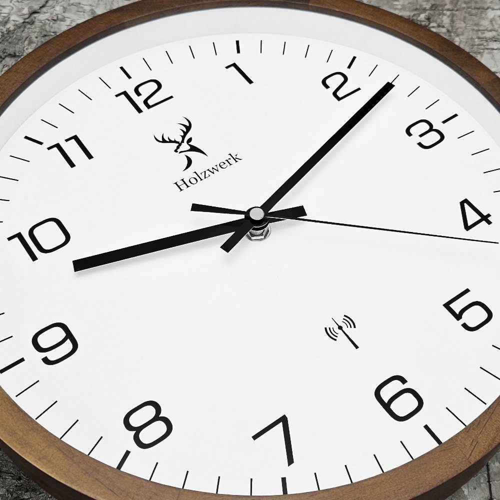 Holzwerk Funkwanduhr FELSBERG Designer Funk Holz Wand Uhr, braun, weiß (lautlos ohne Tickgeräusche, 30 cm)