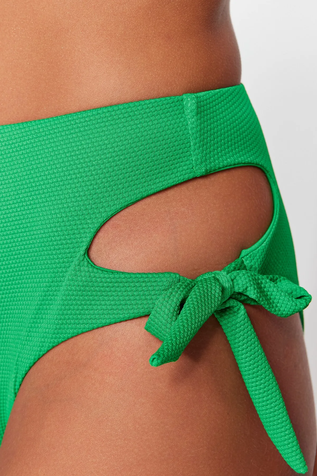 Trendyol Collection  Grüne, strukturierte Bikinihose mit hohem Bund und normalem Beinausschnitt zum Binden TBESS23BA00065