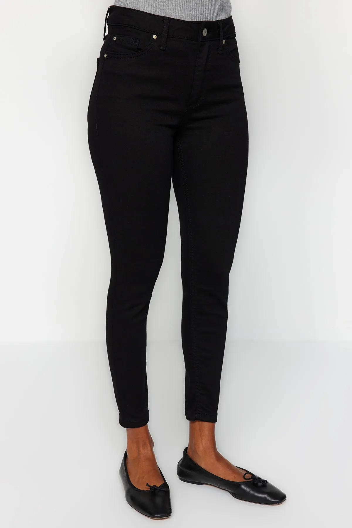 Trendyol Collection  Lichtechte schwarze Skinny-Jeans mit hoher Taille TWOSS19LR0279