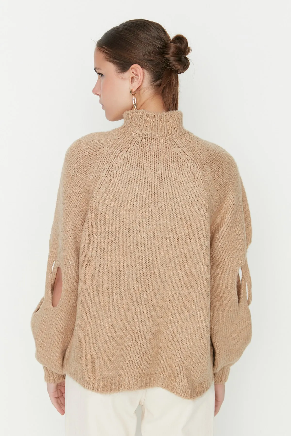 Trendyol Collection  Beiger Strickpullover mit weichem Strukturmuster, Stehkragen, Fenster-/Ausschnittdetail TWOAW22KZ0214