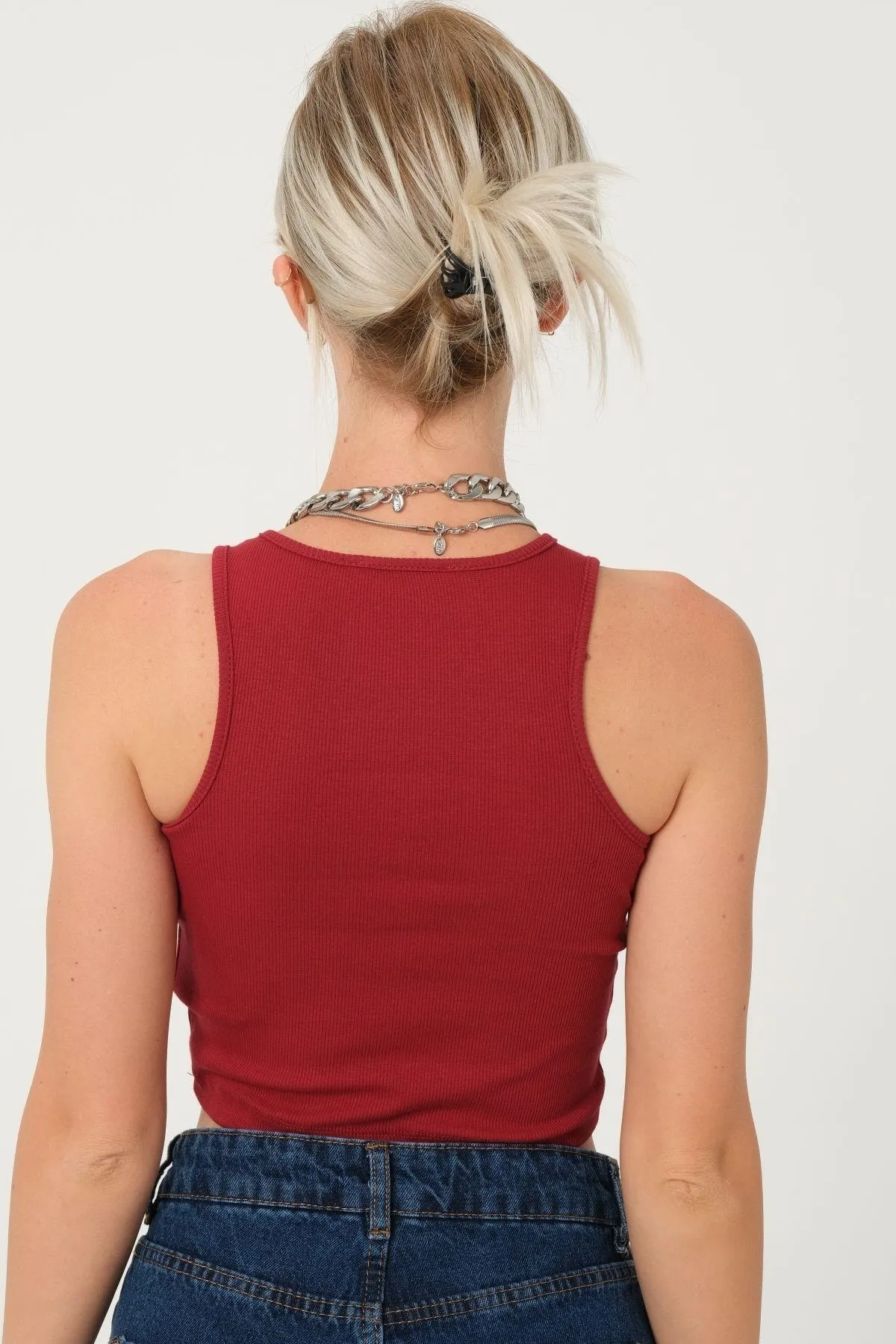 Domoda  Burgunderfarbenes Crop-Top mit Neckholder und gerippter Sportler-Bluse