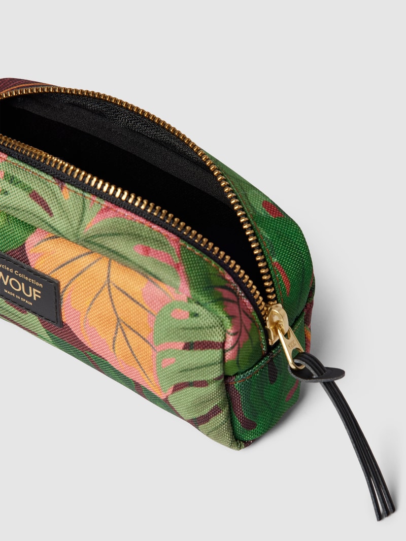 Kosmetiktasche mit Label-Patch Modell 'Mia' in olivgrün