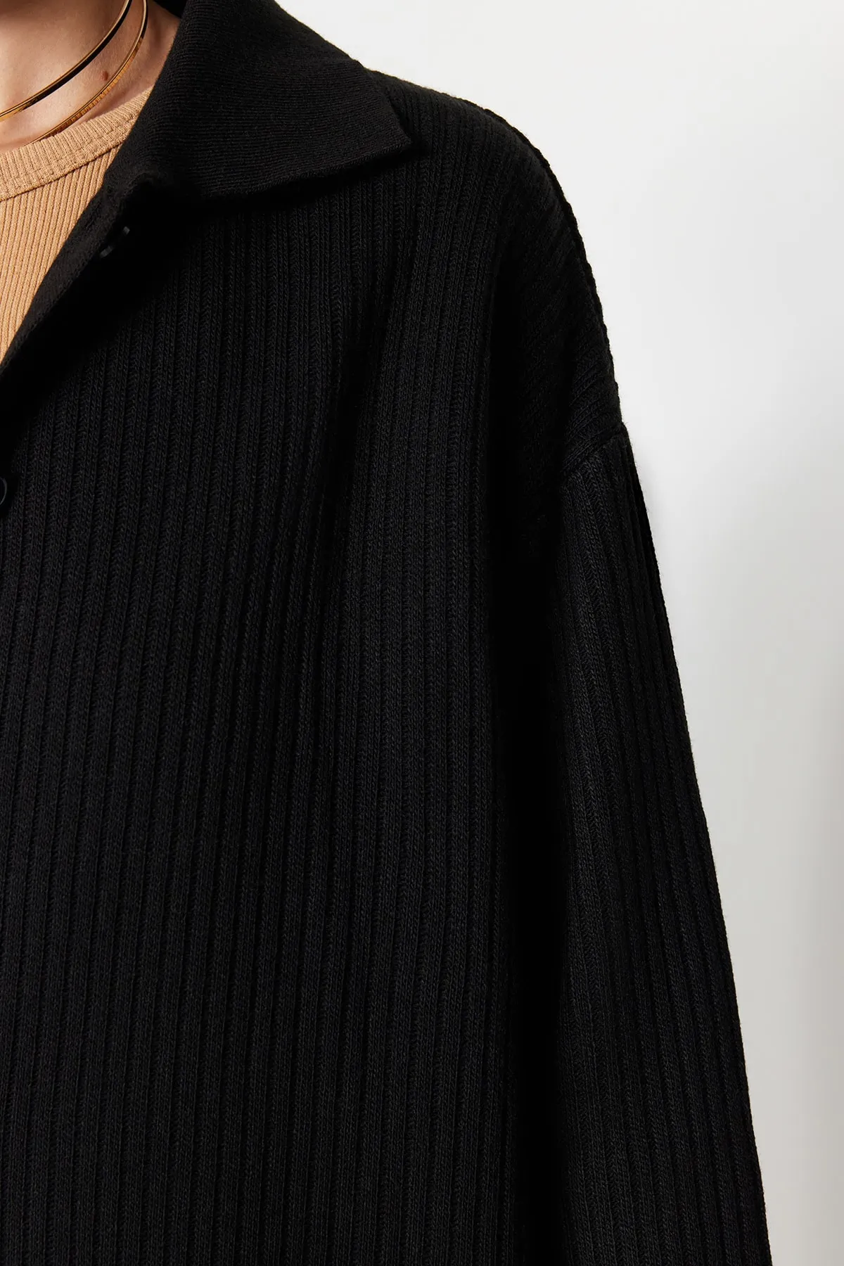 Trendyol Modest  Schwarzes Strickset mit Cardigan und Hose mit Schlitzdetail TCTAW23US00028