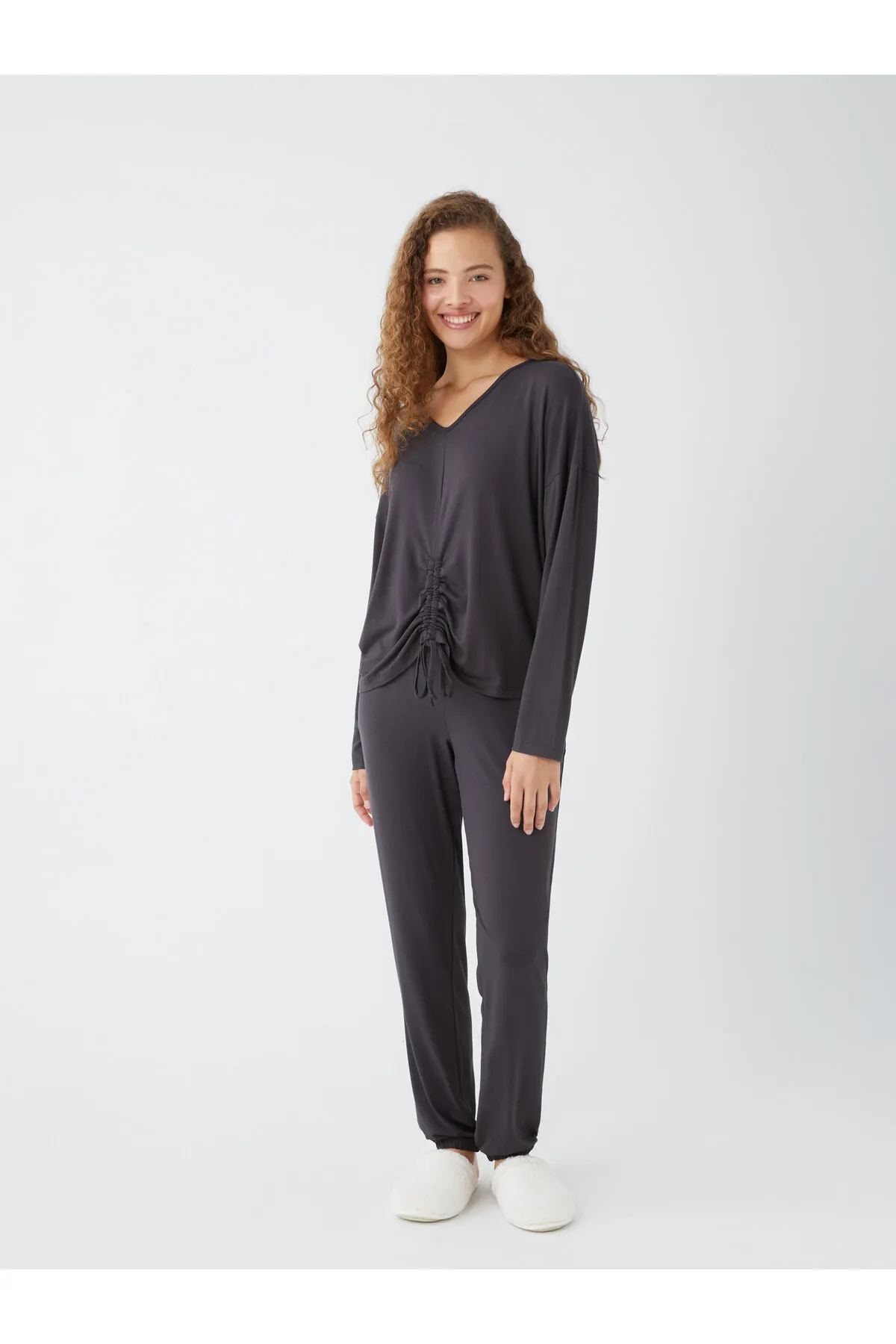 LC Waikiki  Einfarbiges, langärmliges Damen-Pyjama-Set mit V-Ausschnitt