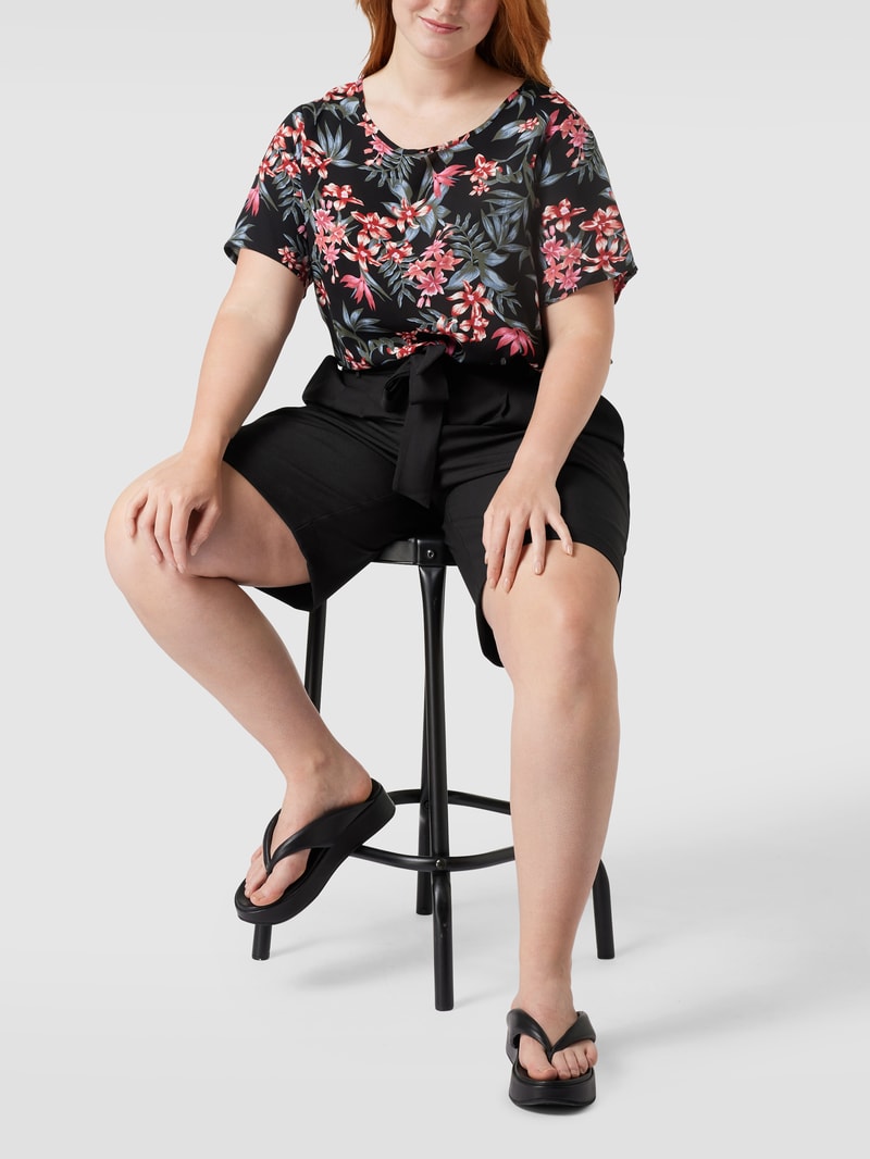 PLUS SIZE Chino-Shorts mit Bundfalten in schwarz