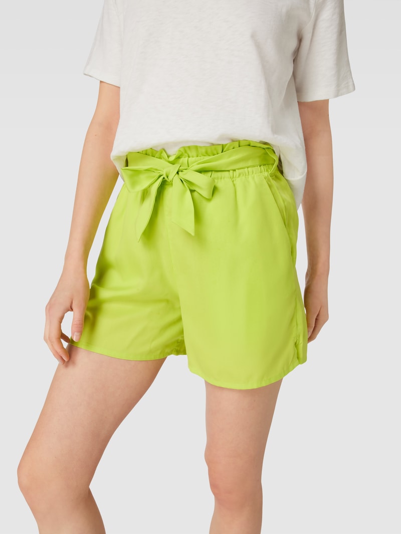 Shorts mit Stoffgürtel in grün