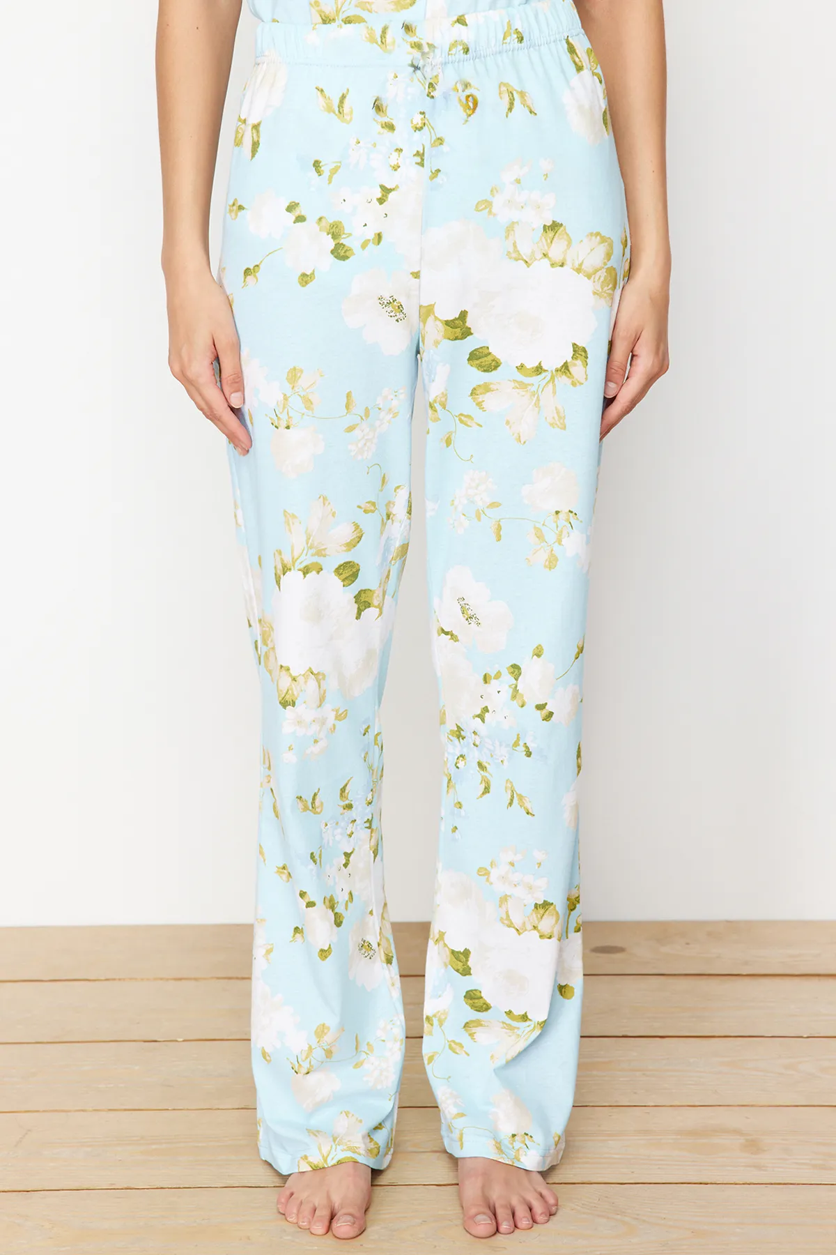 Trendyol Collection  Blaues, gestricktes Pyjama-Set aus Hemd und Hose aus 100 % Baumwolle mit Blumenmuster THMSS20PT0062