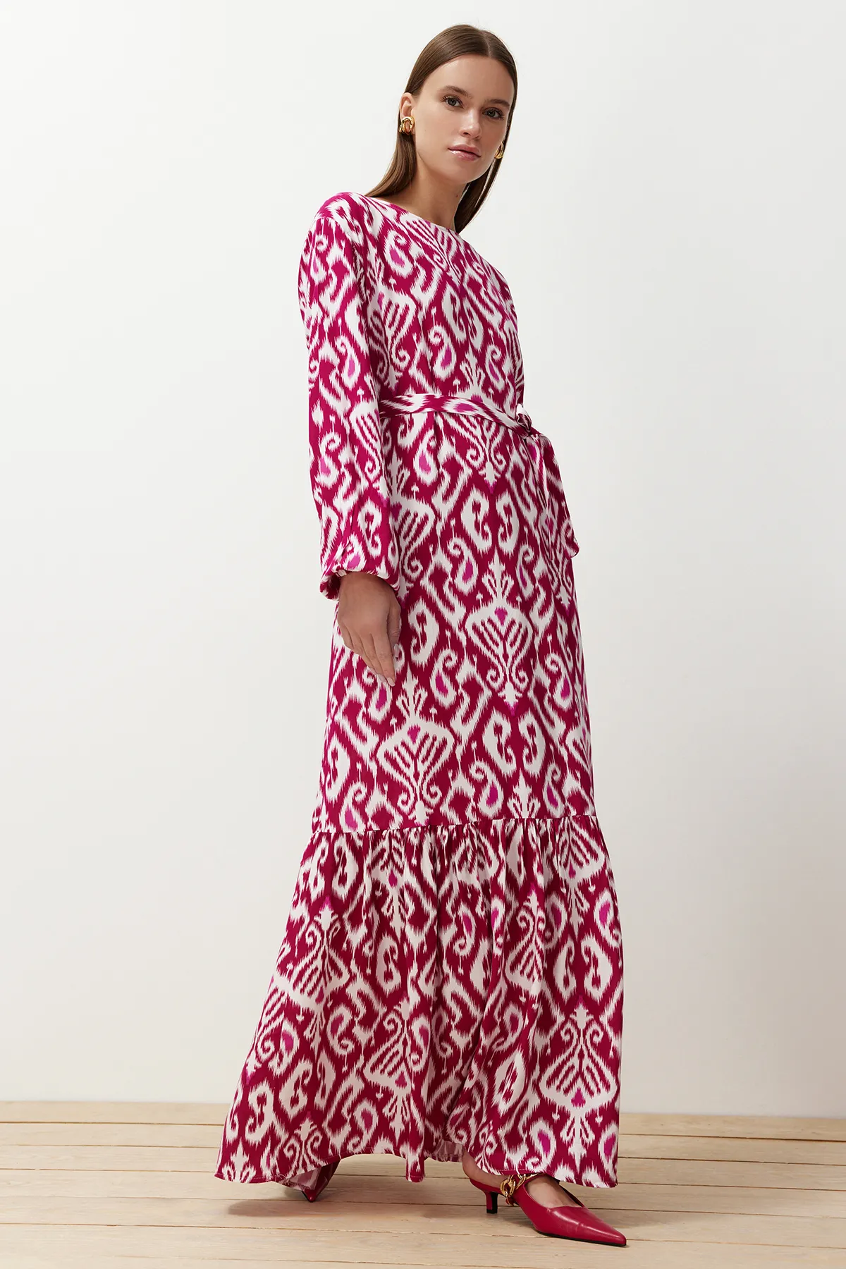 Trendyol Modest  Fuchsia Wickelkleid aus Viskosegewebe mit Muster und Gürtel TCTSS24EB00240