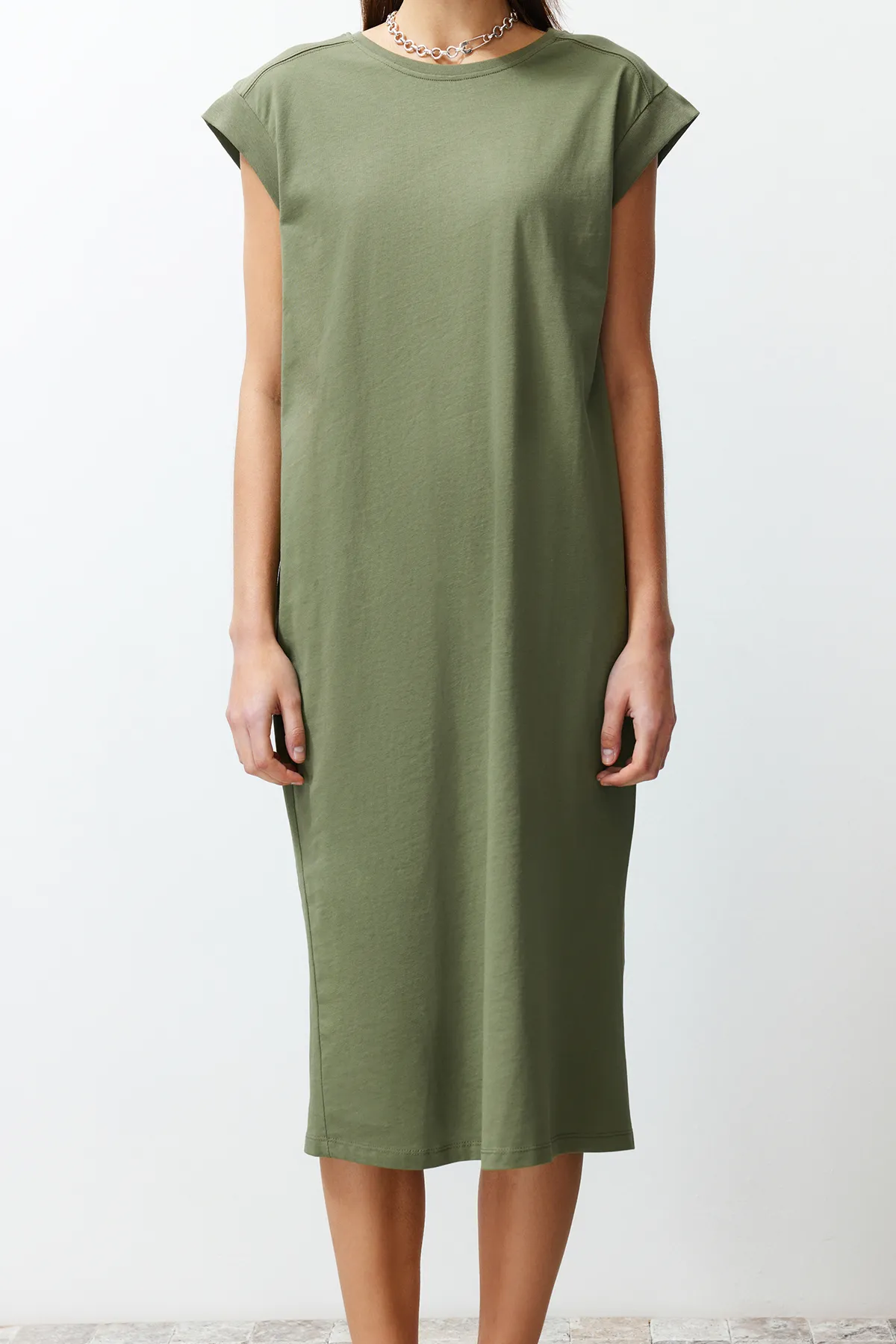 Trendyol Collection  Khakifarbenes, schlichtes T-Shirt-Kleid aus 100 % Baumwolle, Midi-Midikleid mit Mondärmeln, bequemer Schnitt und TWOSS24EL00126