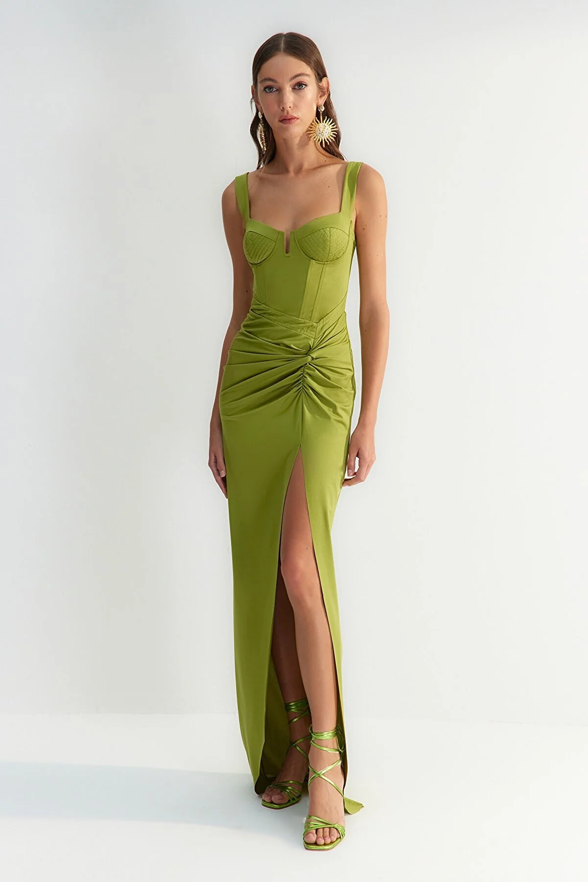 Trendyol Collection  X Zeynep Tosun Hellgrünes, figurbetontes Abend- und Abschlusskleid mit Ziernähten TCLSS23AE00010